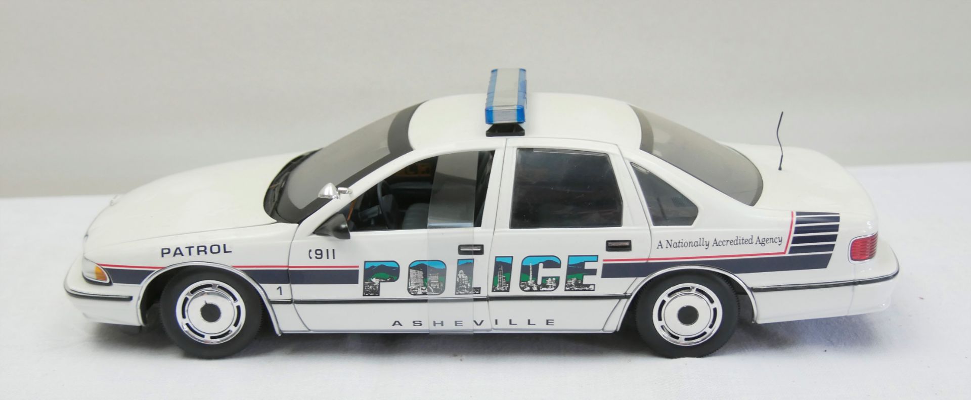 Aus Sammelauflösung! Chevrolet Caprice, "Police Asheville" weiß, Modellauto UT Models, Maßstab 1:18,