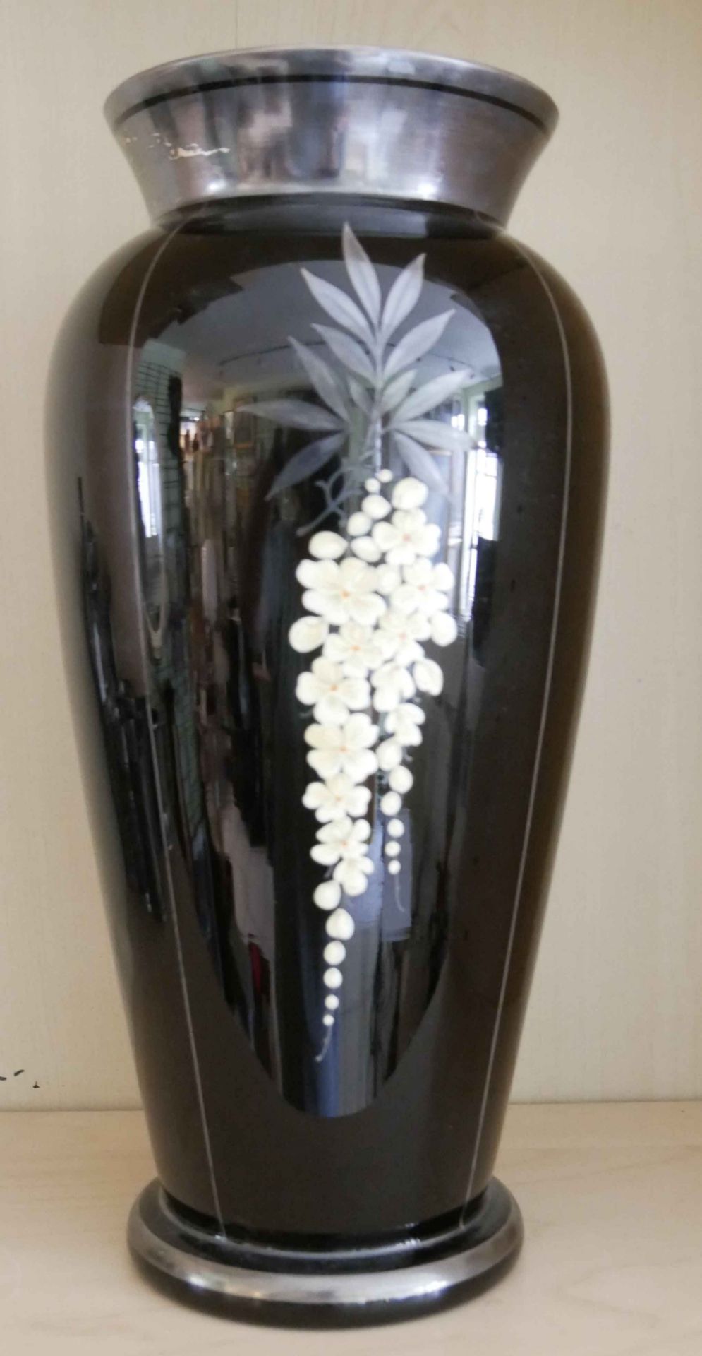 Schwarze Glasvase mit Emaillemalerei, höhe ca. 33,5 cm, gebrauchter Zustand