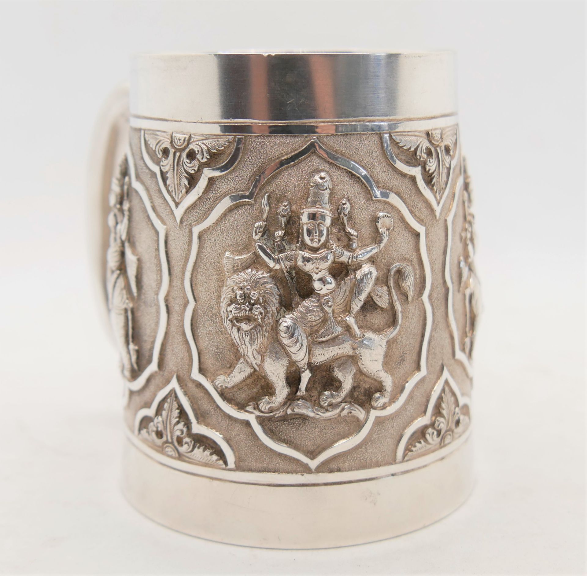 Henkelbecher/ Kinderbecher Silber P. Orr & Sons, Madras Indien, mit detailreichen figürlichen - Image 3 of 4