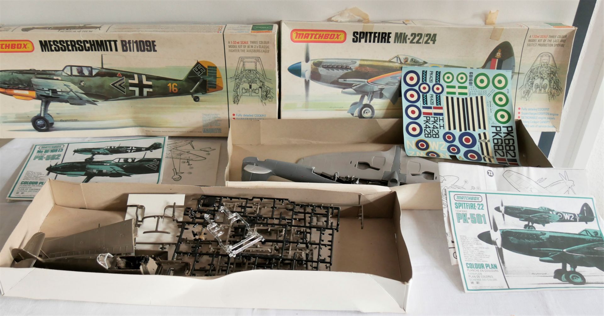 Matchbox, 2 Bausätze, dabei Spitfire Mk-22/24, 1x 1:32 sehr alter Flugzeug - / Flieger - Bausatz