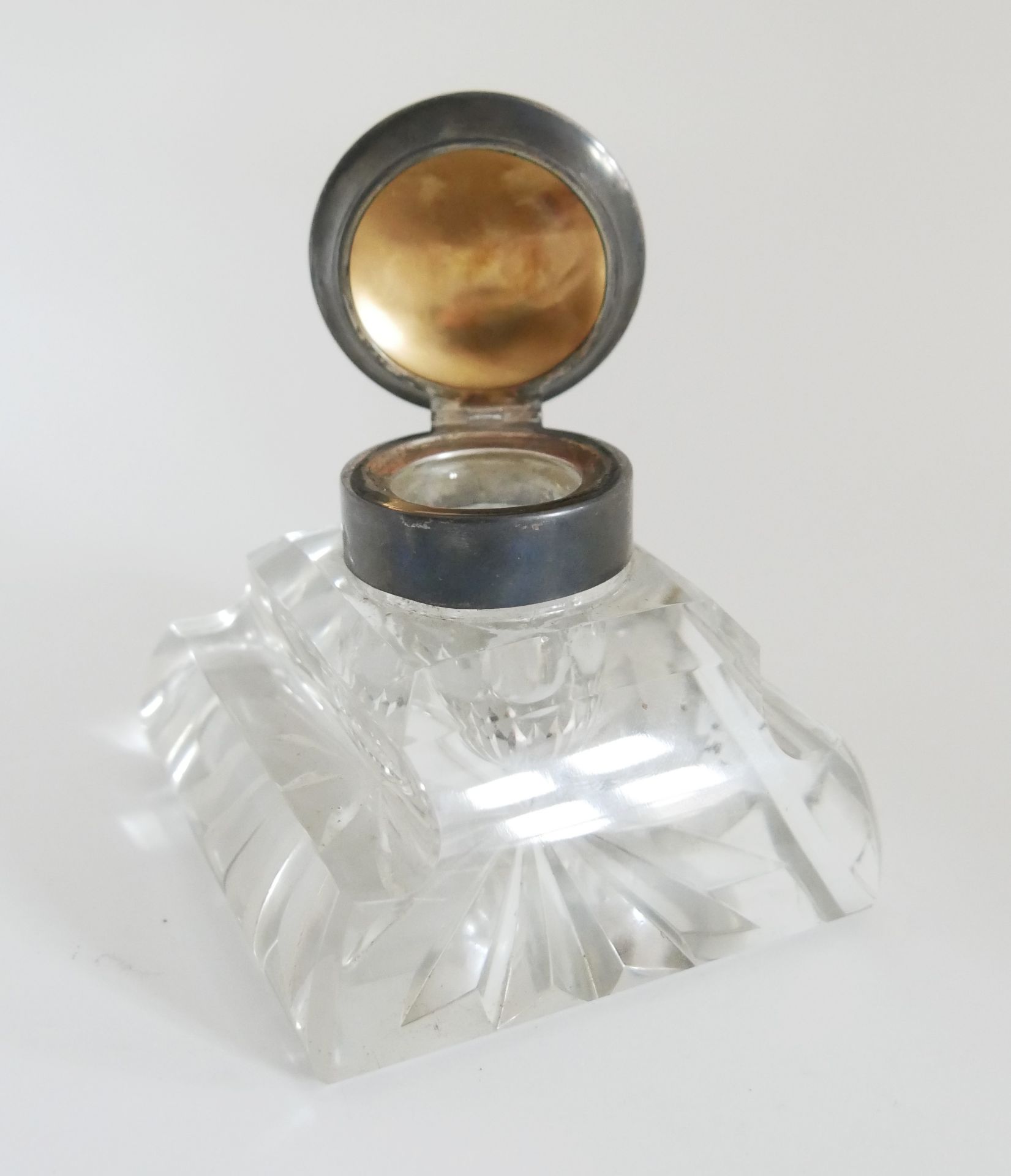 Bleikristall Tintenfaß mit 800er Silberdeckel. Maße: Höhe ca. 8 cm, Breite ca. 8,5 cm, Tiefe ca. 8,5 - Bild 2 aus 3