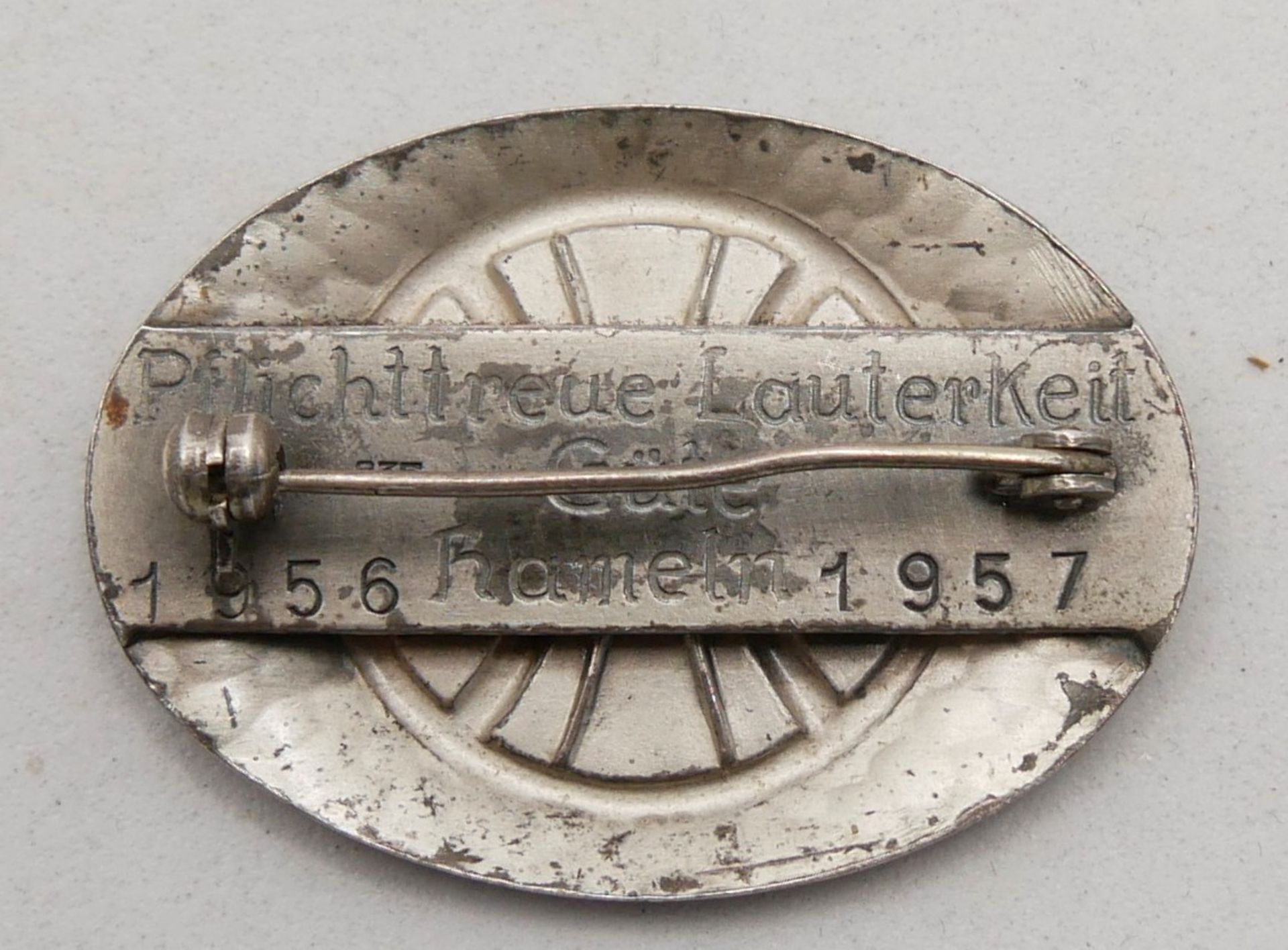 2 Teile Schmuck, dabei Manschettenknöpfe 835er Silber sowie 1 Brosche, hinten mit Gravur: - Bild 2 aus 2