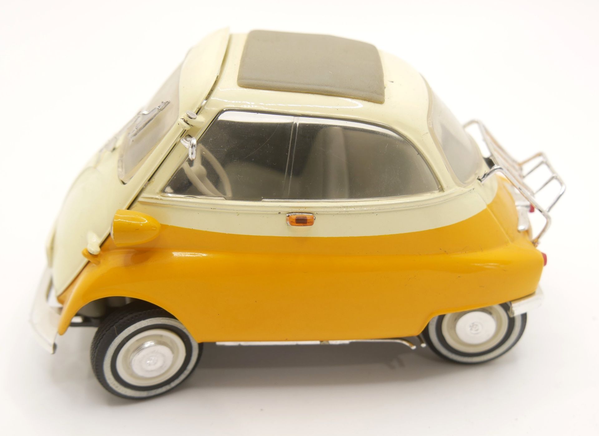 Aus Sammelauflösung! BMW Isetta 250, gelb, cremefarben. Modellauto. Maßstab 1:18, Tür zu öffnen.