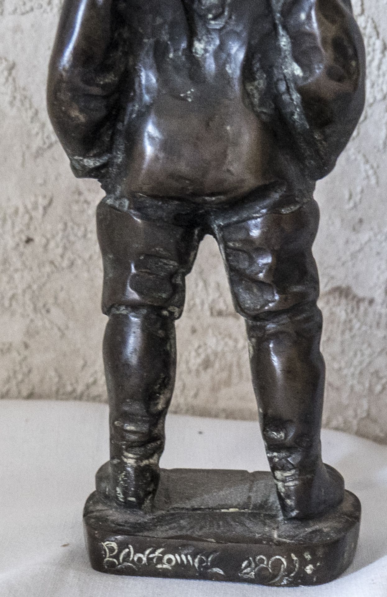 Bronze - Figur "Junge", Höhe 17 cm. Am Stand signiert. - Image 2 of 2