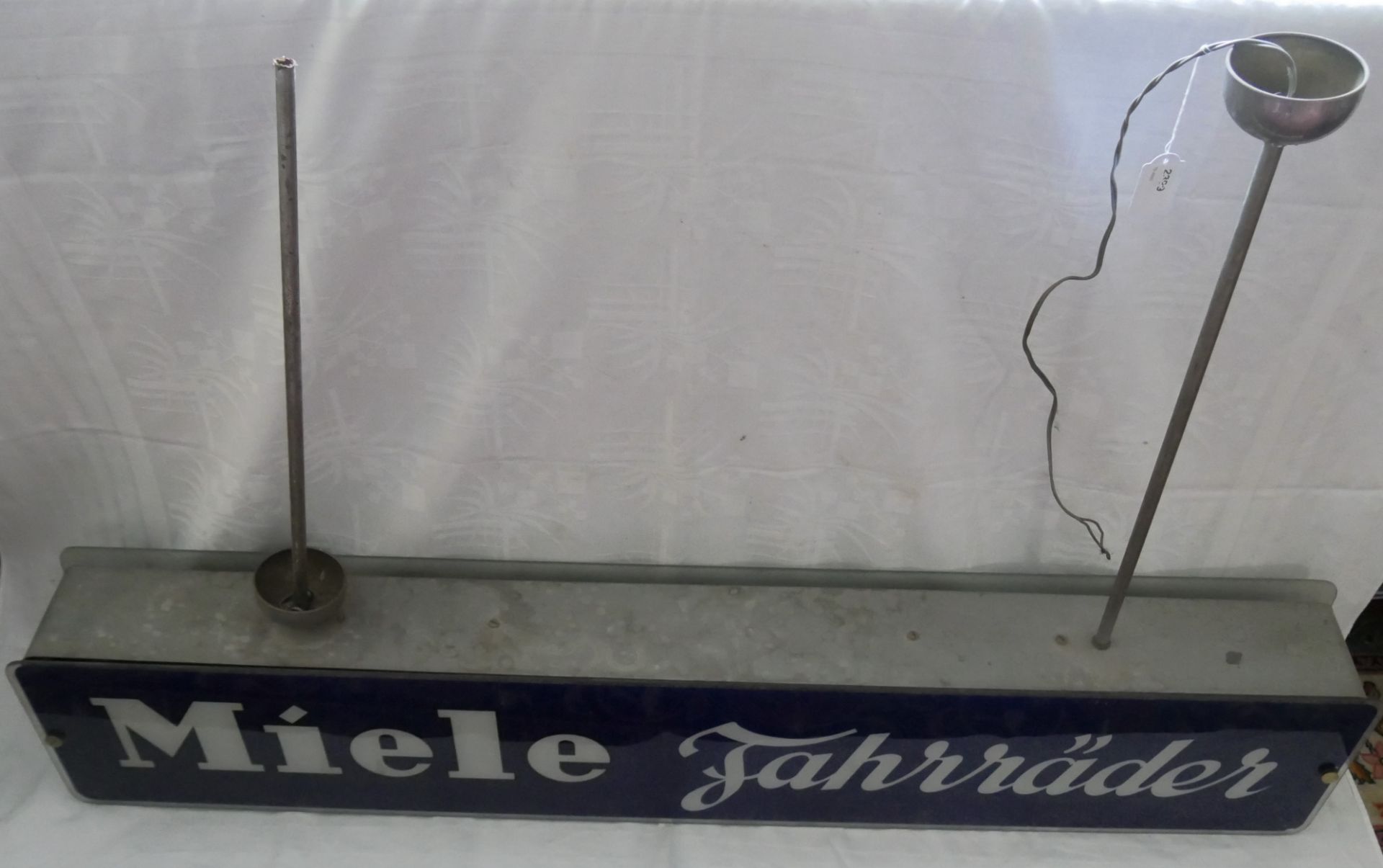 Miele Werbeschild Deckenlampe "Miele Fahrräder", rechts und links Glaskorpus. Maße der Gläser: ca. - Image 3 of 3