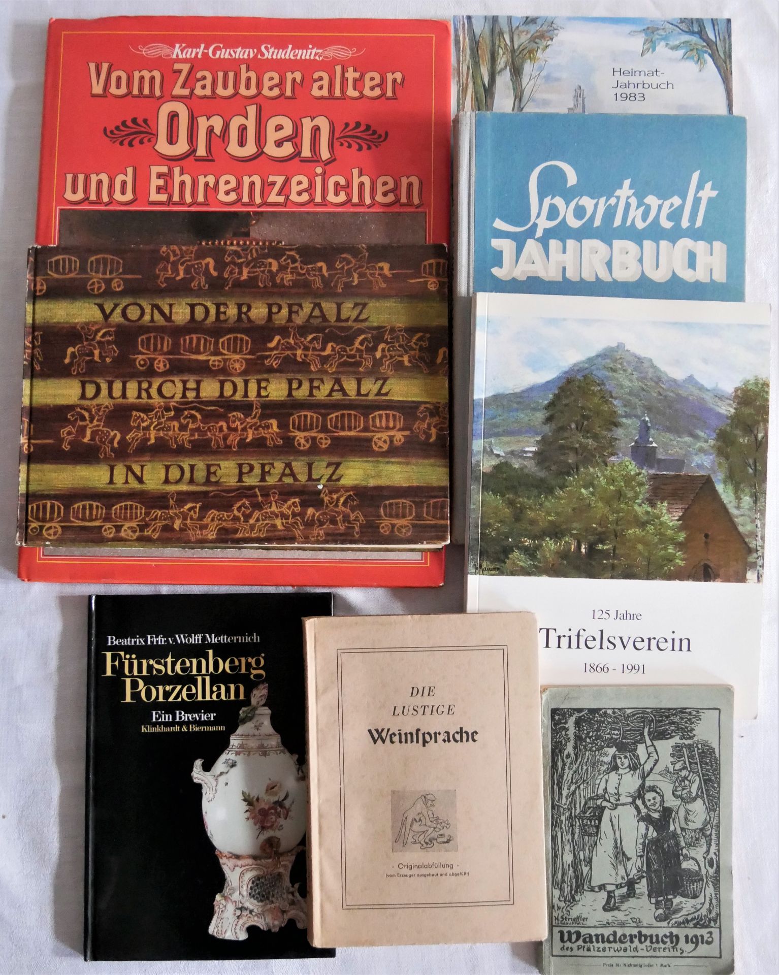Lot Bücher, insgesamt 8 Stück, dabei z.B. "Fürstenberg Porzellan", "Vom Zauber alter Orden und