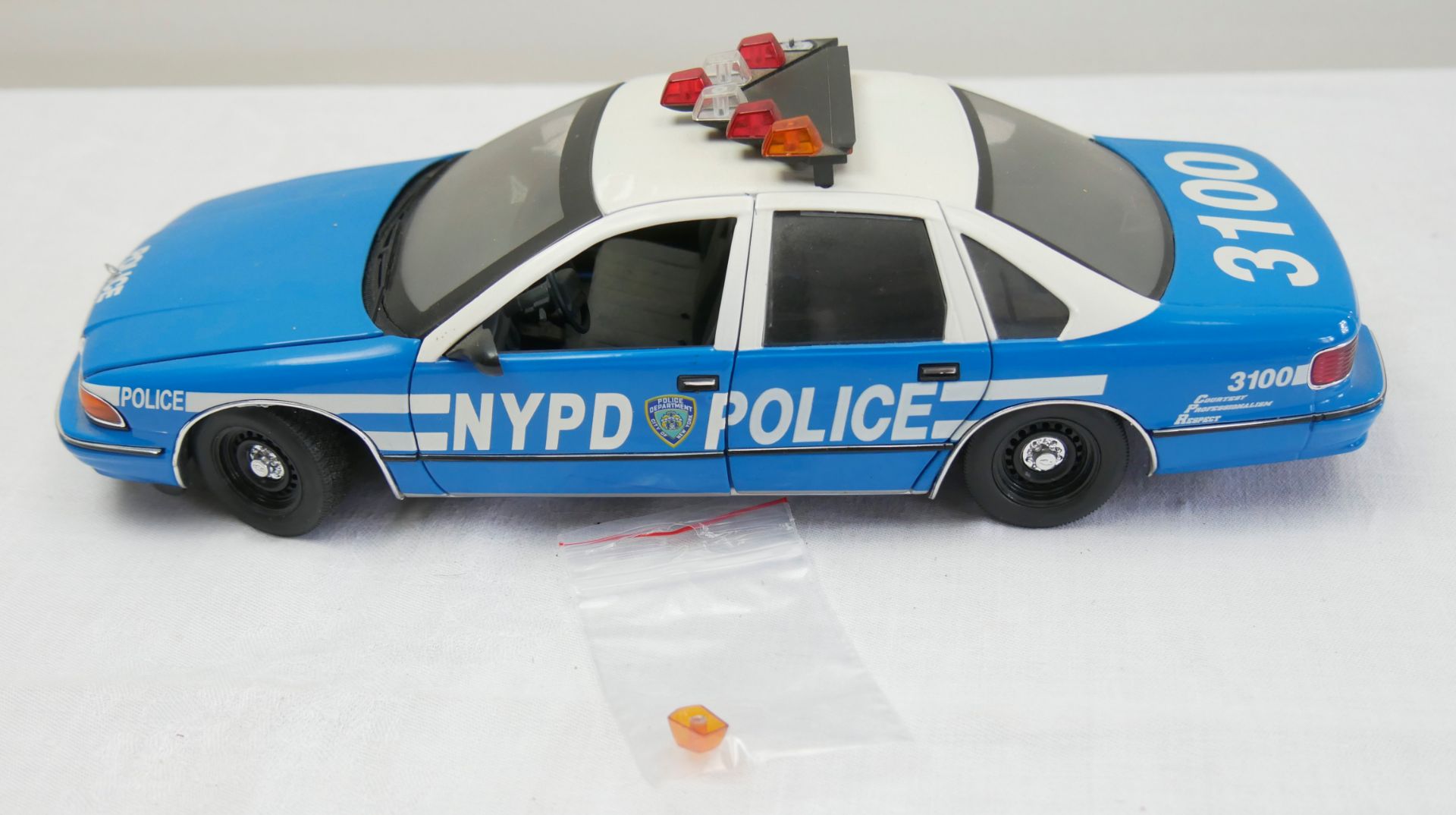 Aus Sammelauflösung! Chevrolet Caprice, "NYPD Police" blau, weiß, Modellauto UT Models. Maßstab 1: