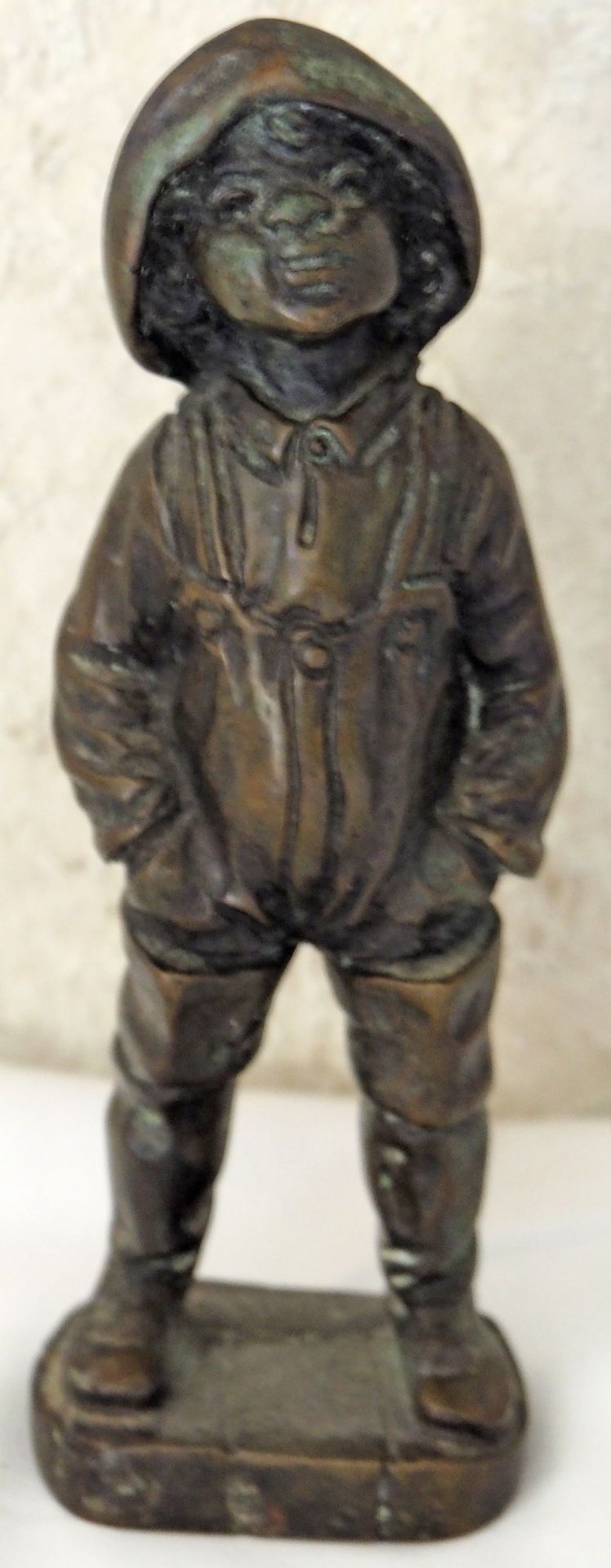 Bronze - Figur "Junge", Höhe 17 cm. Am Stand signiert.