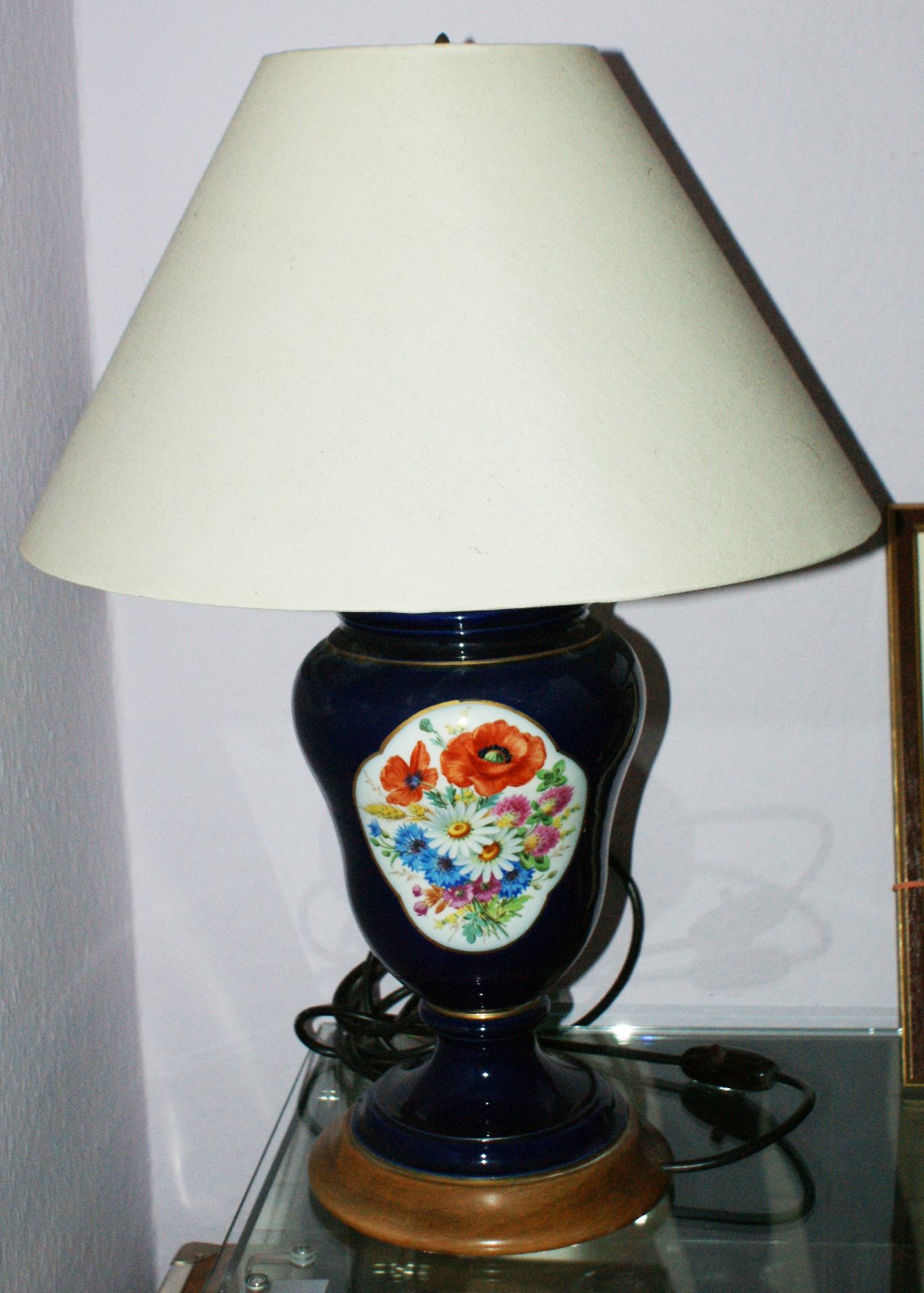 1 Porzellan-Lampe, kobaltblau, mit feiner Malerei. 1x Blumenbouquet, sowie 1 romantische Szene.
