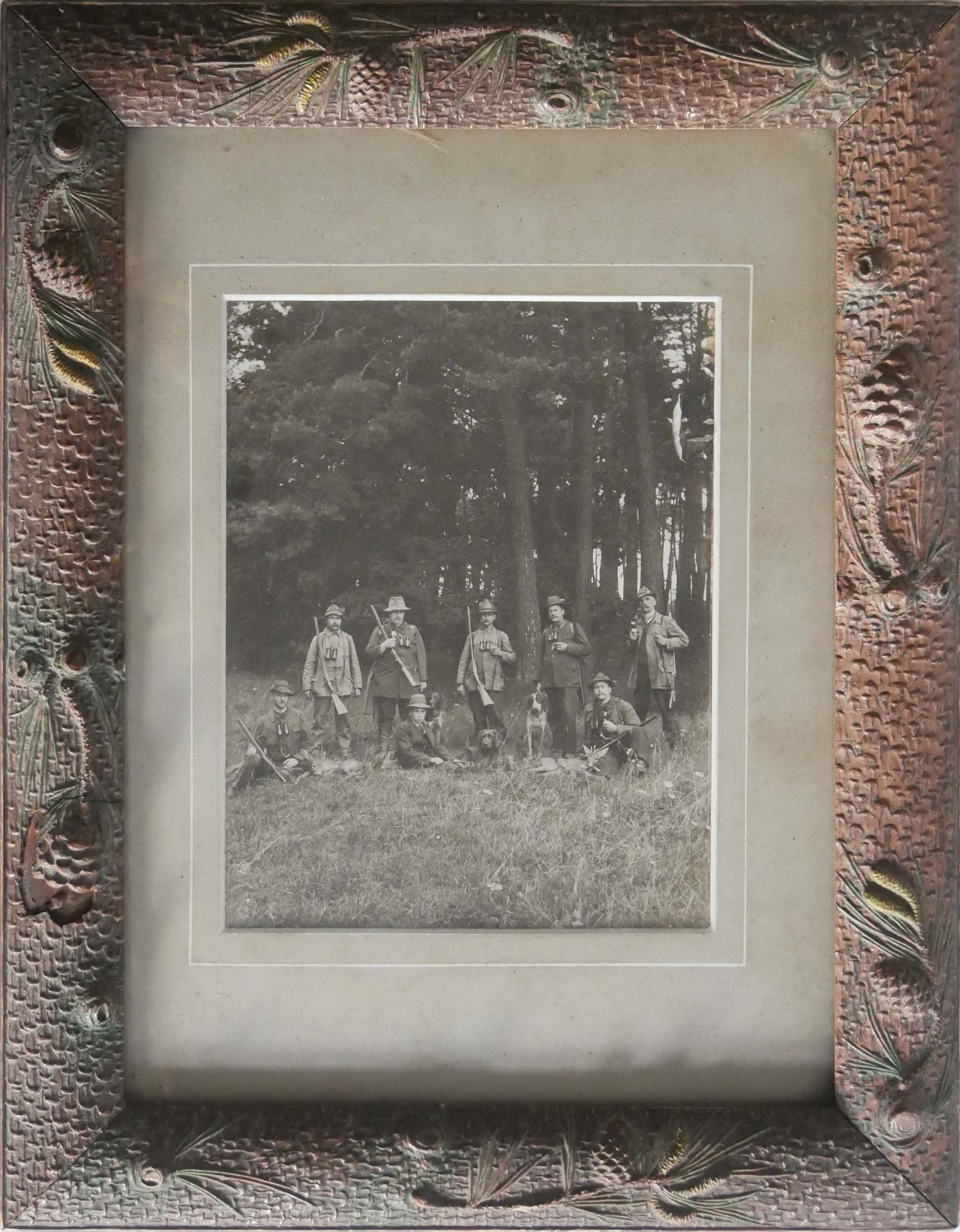 Foto "Jäger auf der Jagd" im ausgefallenen Rahmen. Maße: Höhe ca. 42,5 cm, Breite ca. 33 cm.