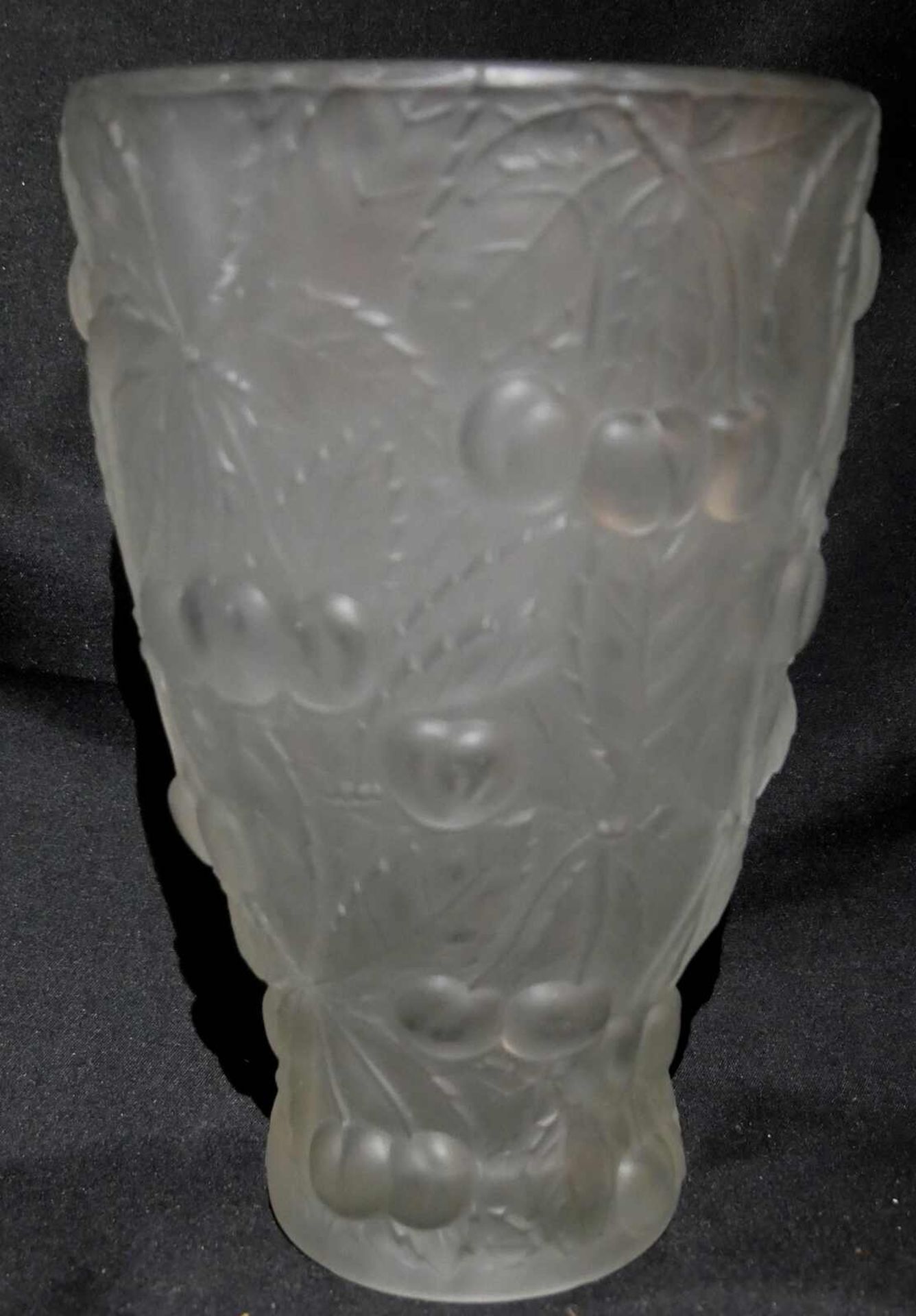 Jugendstil Glasvase mit Kirschenrelief um 1900/20, Lalique Stil, Frosted Glas, Frankreich. Maße: - Bild 2 aus 2