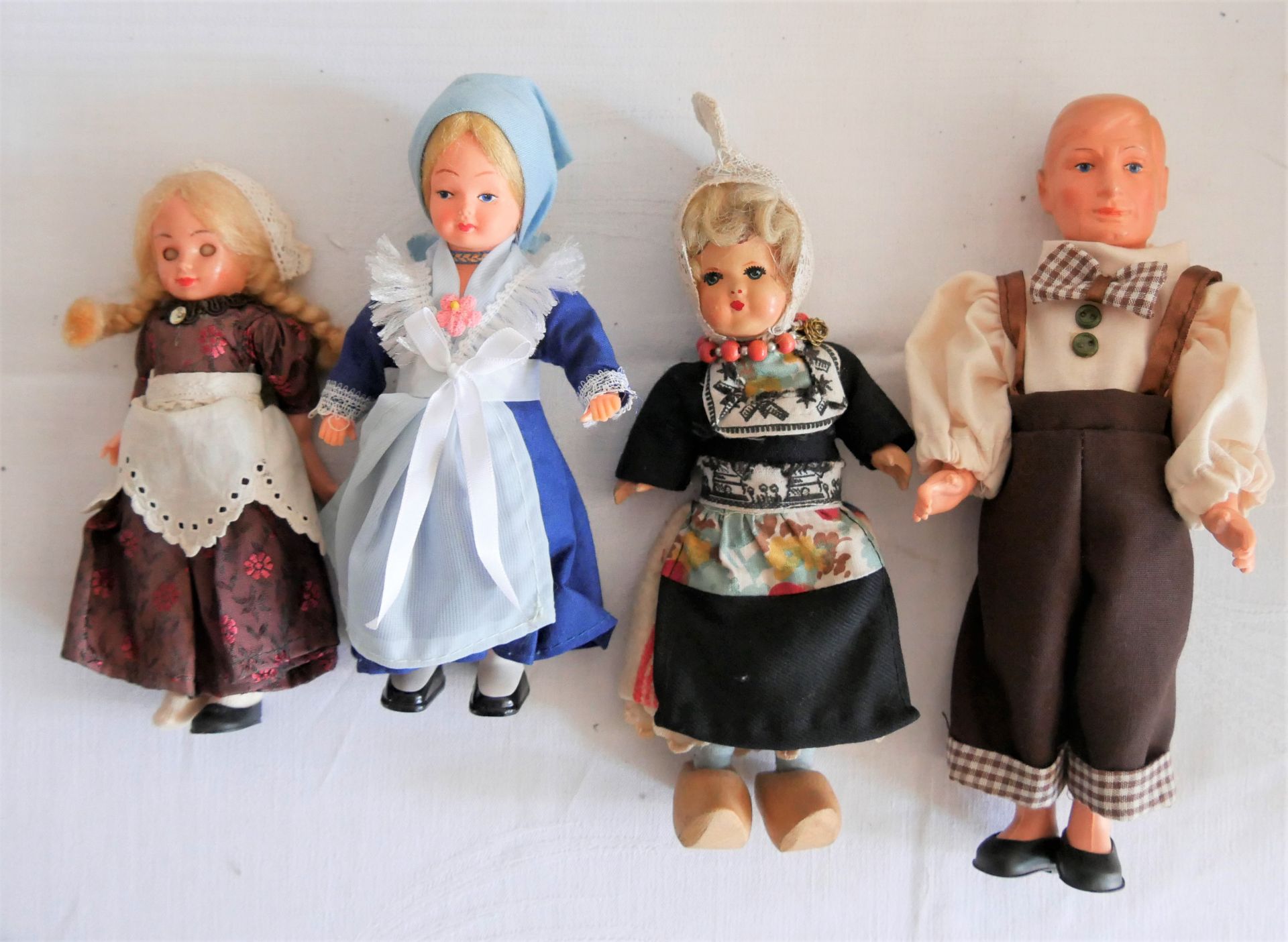 Kleines Lot alte Puppen für die Puppenstube, verschiedene Modelle. Altersbedingter Zustand.
