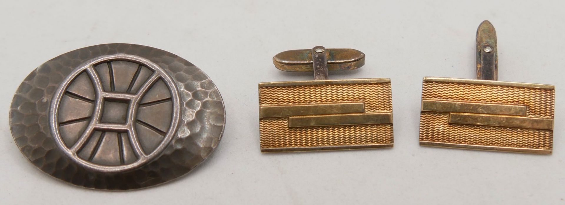 2 Teile Schmuck, dabei Manschettenknöpfe 835er Silber sowie 1 Brosche, hinten mit Gravur: