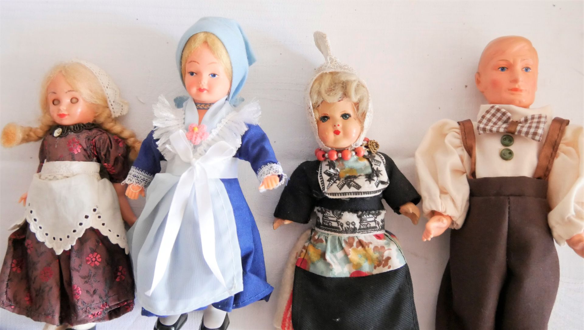 Kleines Lot alte Puppen für die Puppenstube, verschiedene Modelle. Altersbedingter Zustand. - Bild 2 aus 2