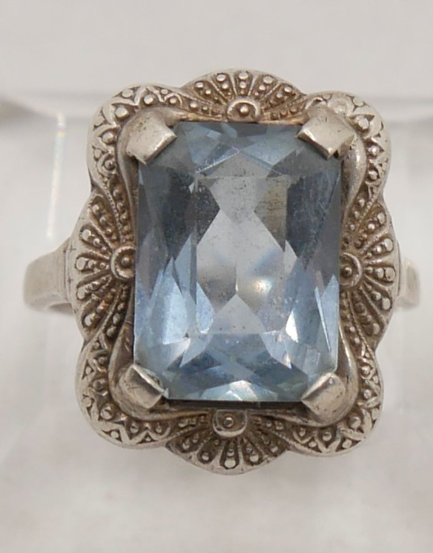 Damenring 835er Silber gepunzt mit hellblauem Glasstein, Ringgröße 56.