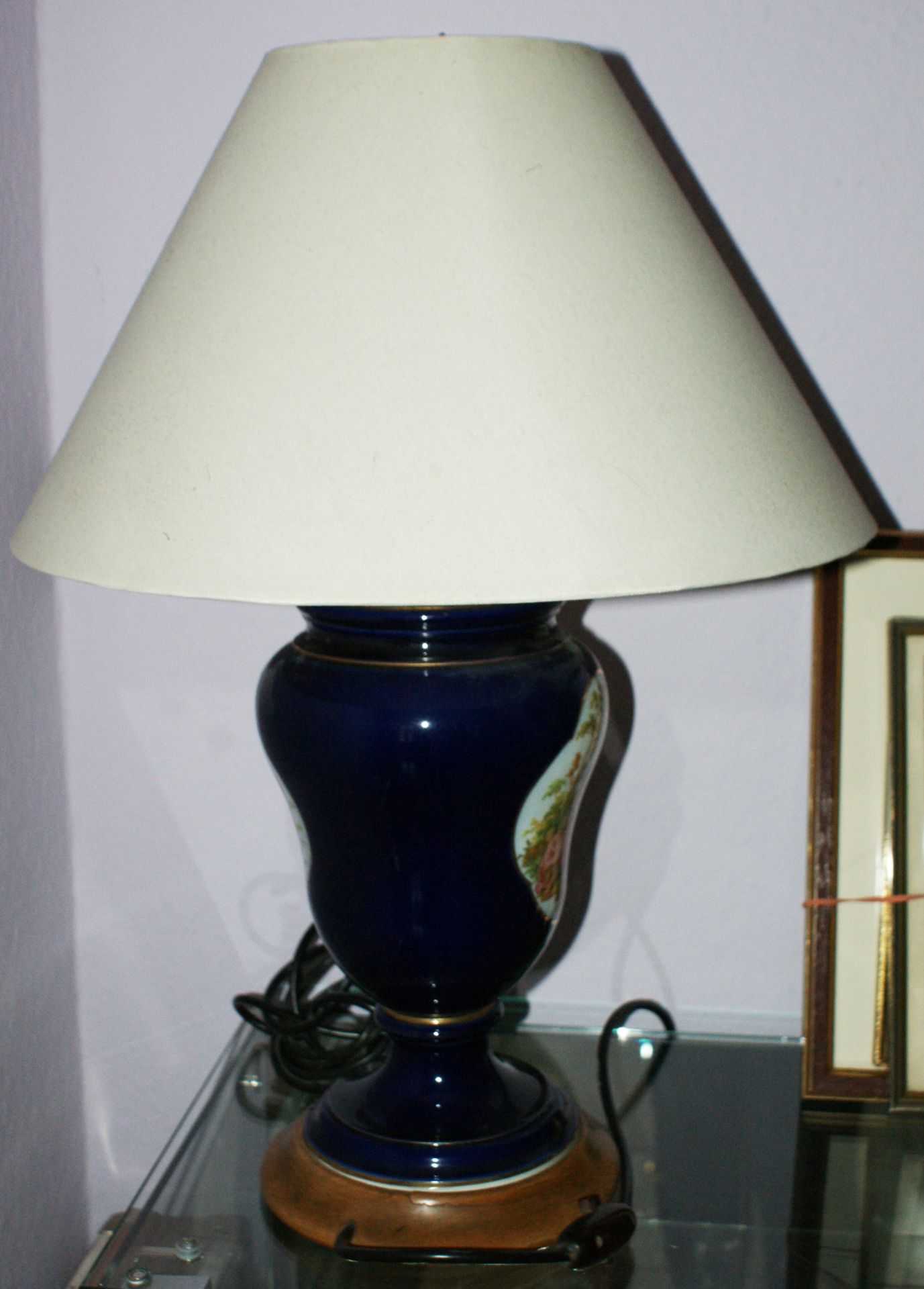 1 Porzellan-Lampe, kobaltblau, mit feiner Malerei. 1x Blumenbouquet, sowie 1 romantische Szene. - Bild 4 aus 4