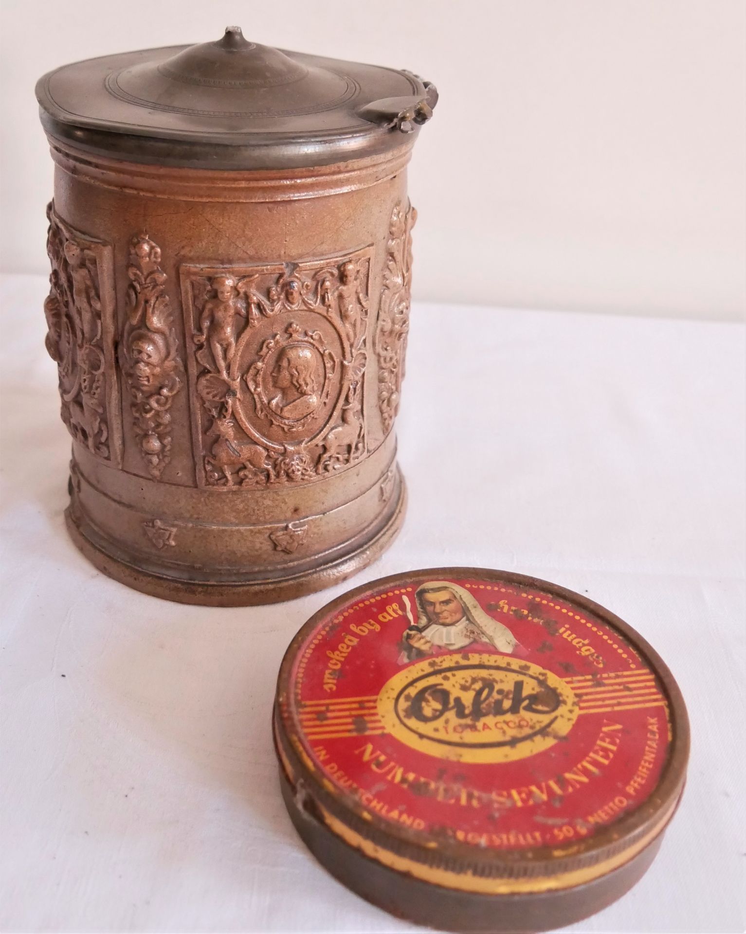 alter Keramik Tabaktopf um 1850, defekt zum restaurieren sowie eine alte Tabakblechdose.