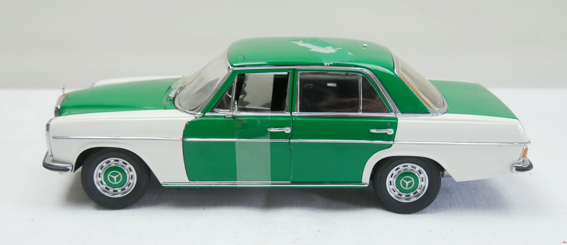 Aus Sammelauflösung! Mercedes-Benz Strich 8, grün metallic weiß, Modellauto Sun Star, Maßstab 1:
