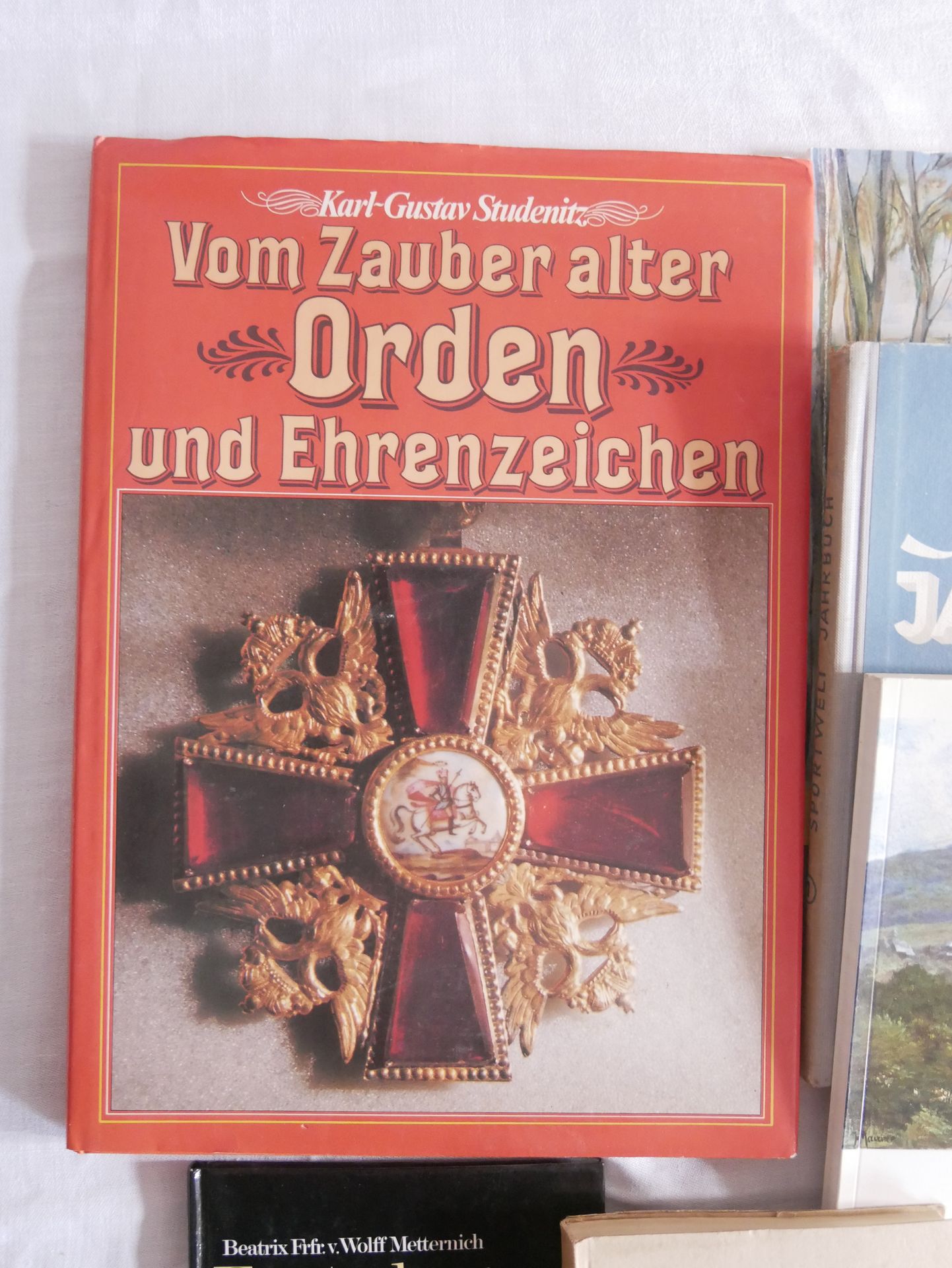 Lot Bücher, insgesamt 8 Stück, dabei z.B. "Fürstenberg Porzellan", "Vom Zauber alter Orden und - Image 2 of 2