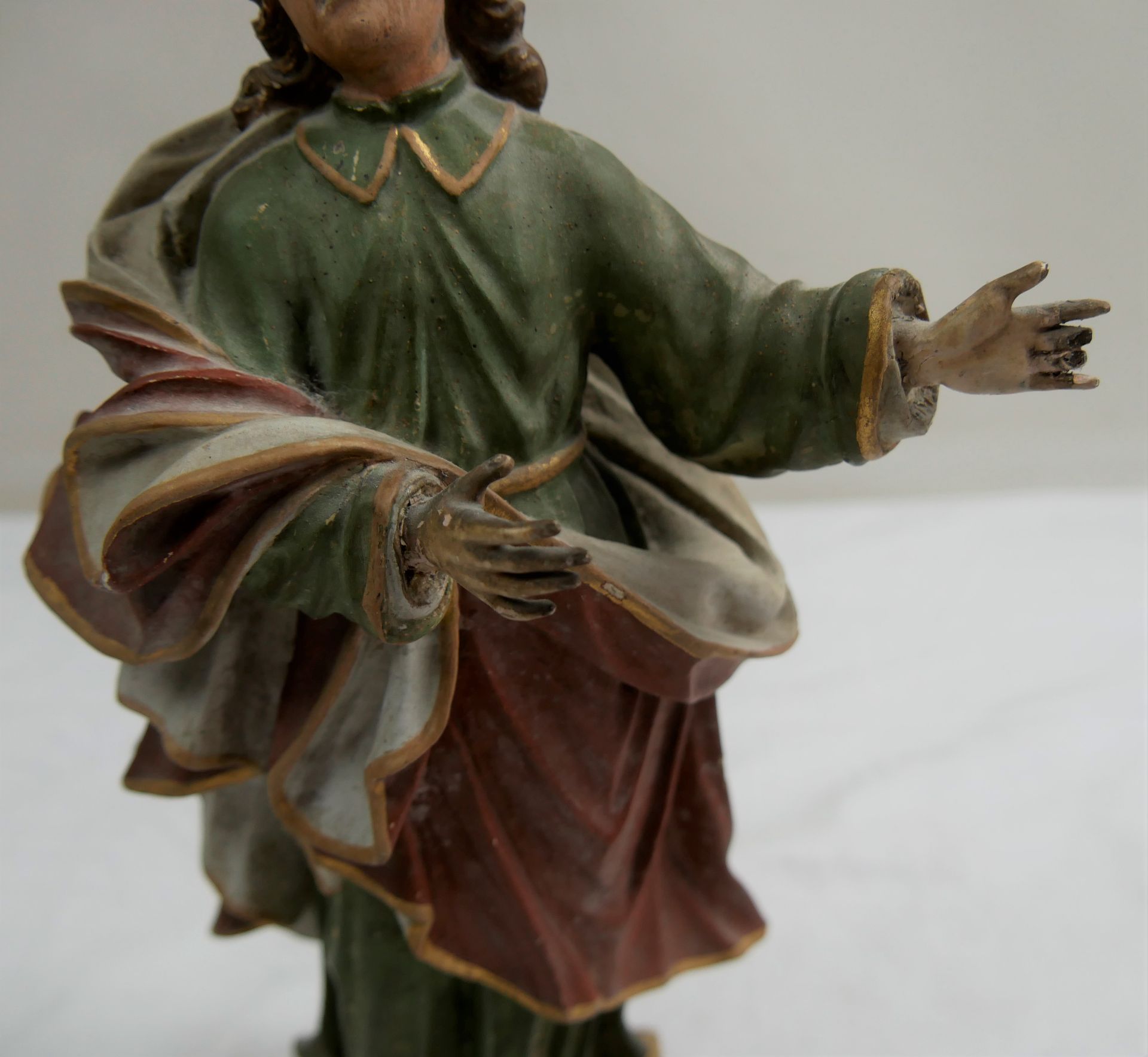 Handgeschnitzte Apostelfigur mit Glasaugen, Südtirol um 1750. Linke Hand mit kleinen Fehlstellen. - Image 3 of 7