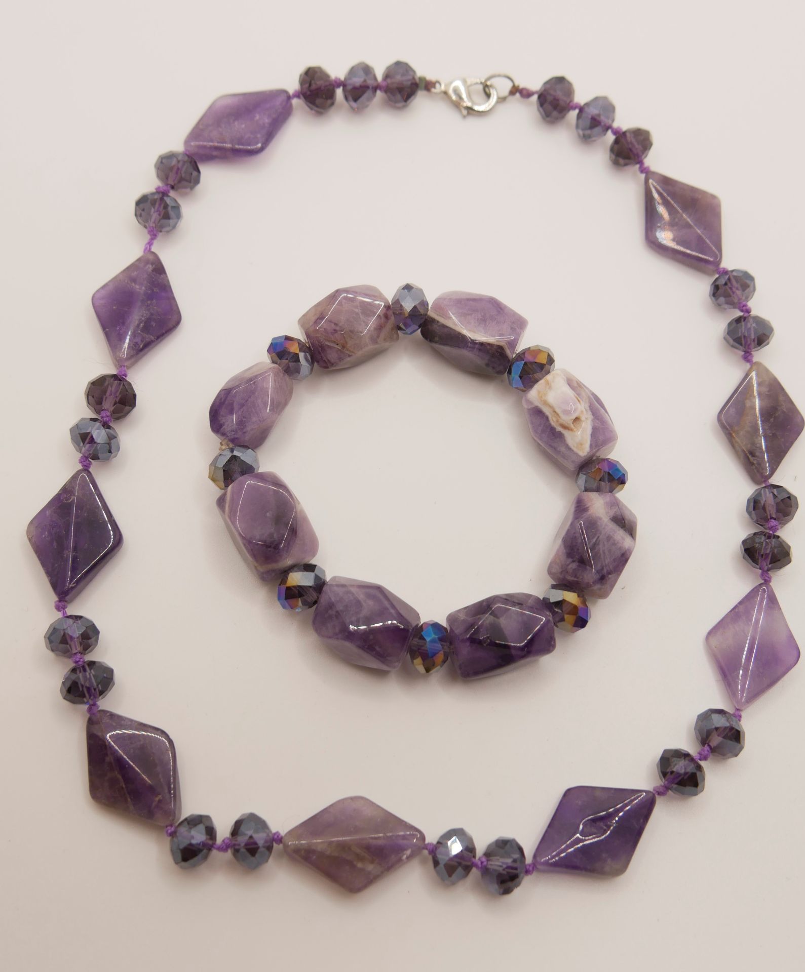 Amethystkette mit passendem Armband.