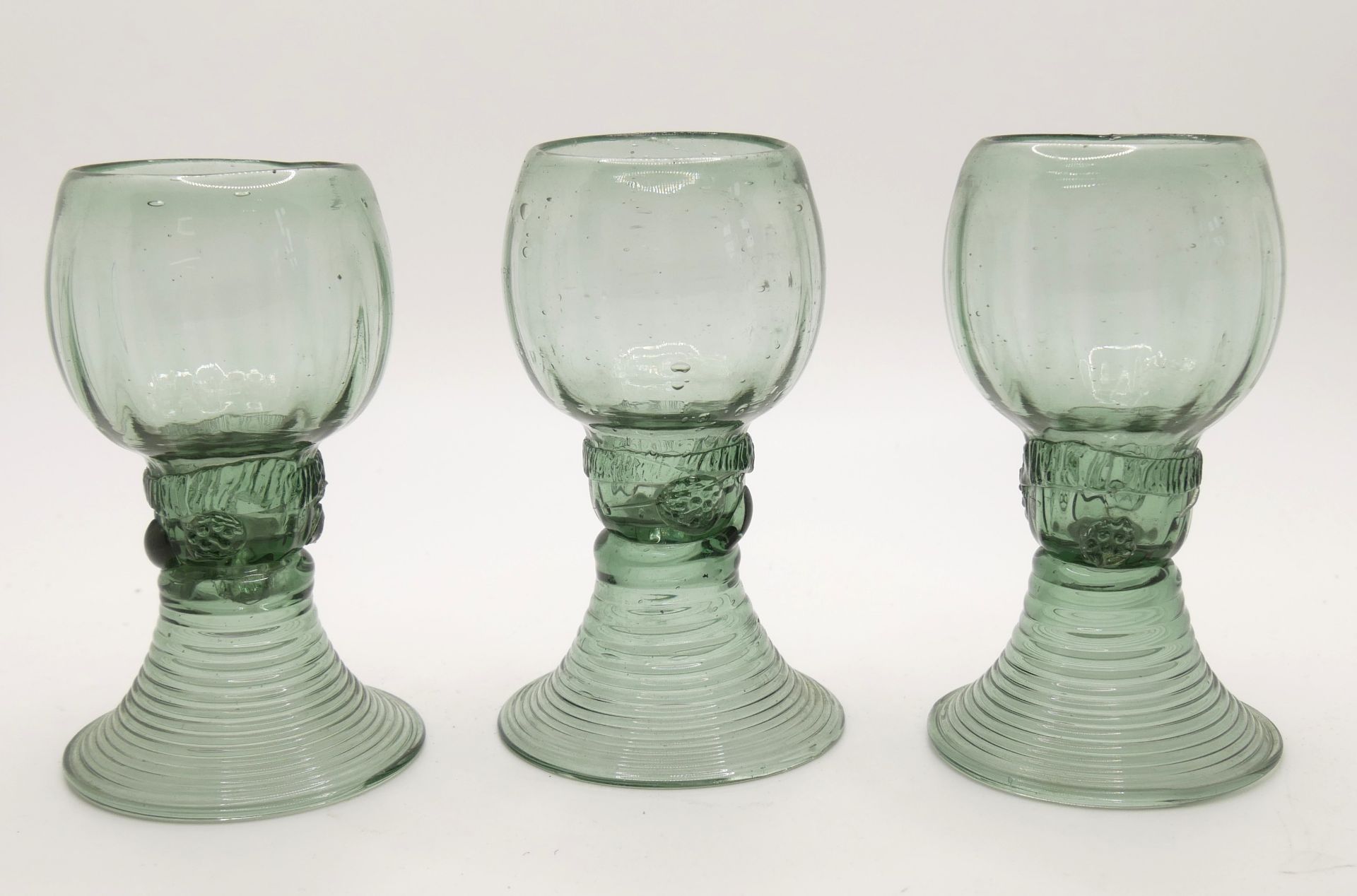 3 kleine mundgeblasene Weinrömer, hellgrün, wohl um 1830. Mit aufgesetzten Noppen und Band. Höhe ca.