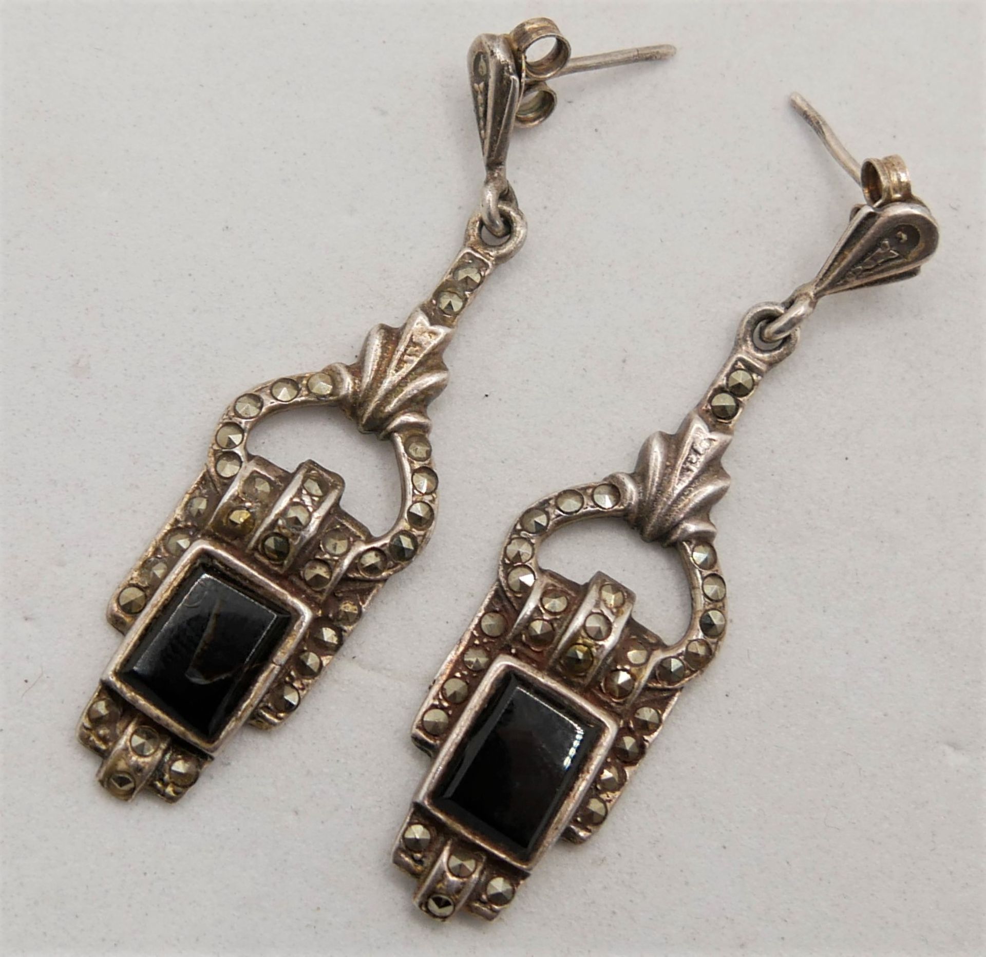 1 Paar Silber Ohrringe mit schwarzen Glassteinen besetzt, im Jugenstil.