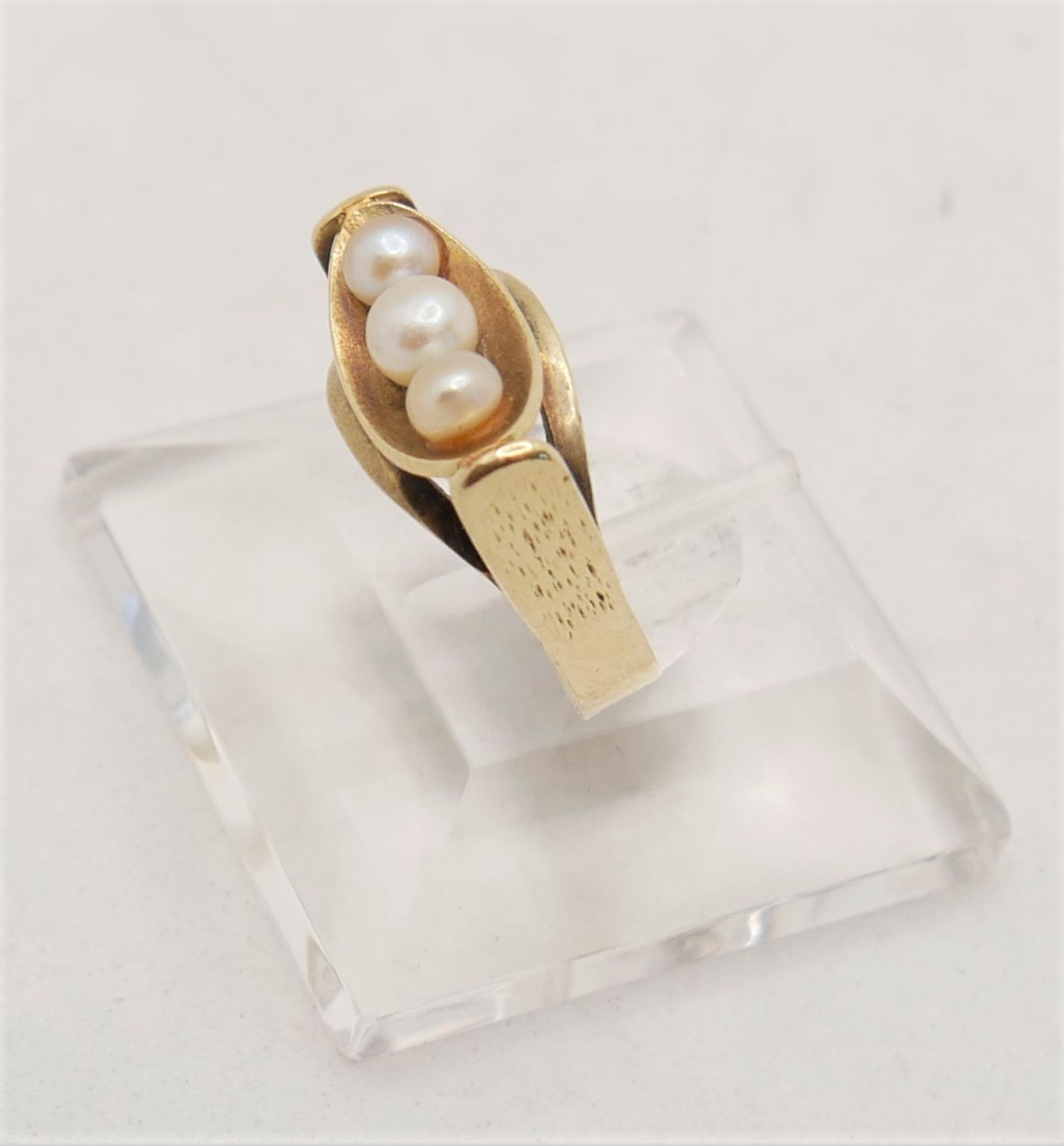 Damenring, 585er Gelbgold, besetzt mit 3 Perlen. Ringgröße 52 - Image 2 of 2