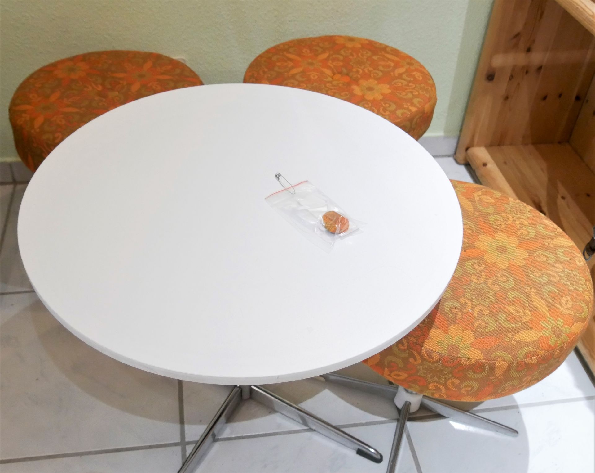 Vintage - ein runder weißer Tisch, Durchmesser ca. 63,5 cm, Höhe ca. 57 cm sowie 3 Hocker mit - Image 2 of 4