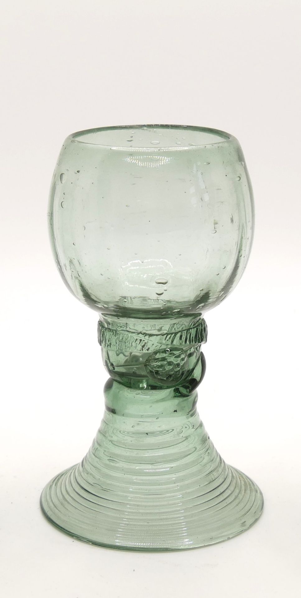 3 kleine mundgeblasene Weinrömer, hellgrün, wohl um 1830. Mit aufgesetzten Noppen und Band. Höhe ca. - Bild 2 aus 2