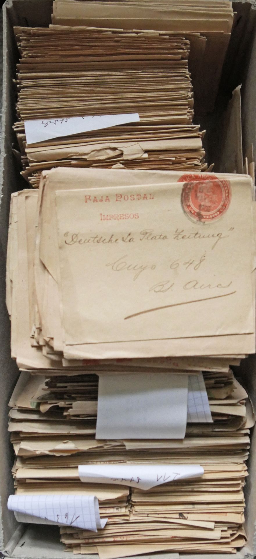 Argentinien, 1900, 1 Karton mit Bestand von über 1100 Streifbändern, fast alle gebraucht, dabei auch