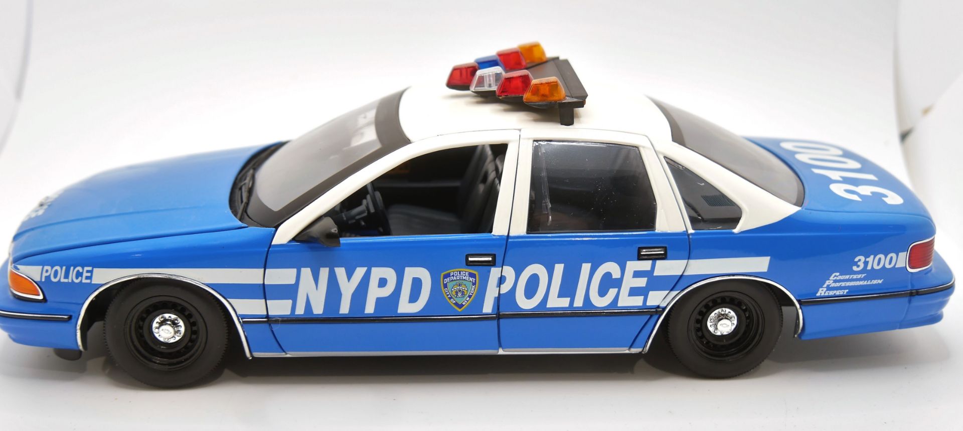 Aus Sammelauflösung! Chevrolet Caprice, "NYPD Police" weiß, blau. Modellauto UT Models. Maßstab 1: