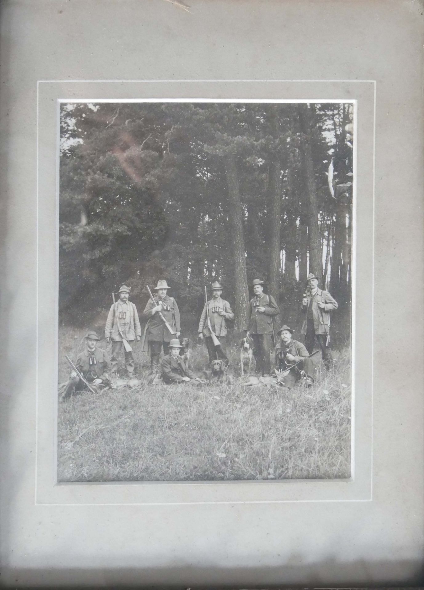 Foto "Jäger auf der Jagd" im ausgefallenen Rahmen. Maße: Höhe ca. 42,5 cm, Breite ca. 33 cm. - Image 3 of 3