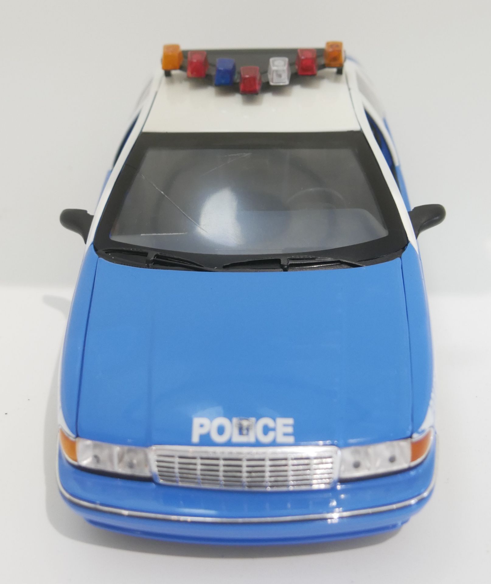 Aus Sammelauflösung! Chevrolet Caprice, "NYPD Police" weiß, blau. Modellauto UT Models. Maßstab 1: - Image 2 of 3