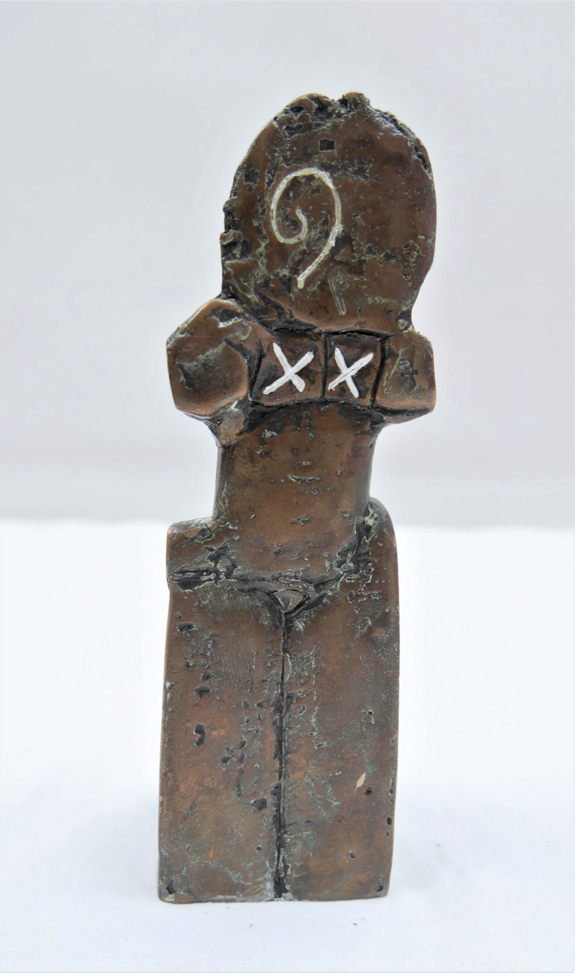 Moderne Bronzeskulptur, wohl Gernot Rumpf, Pfalz. "Frau", Höhe ca. 18 cm, Sockelbreite ca. 5,5 cm - Image 2 of 4