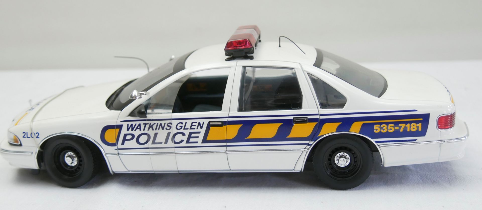 Aus Sammelauflösung! Chevrolet Caprice, "Watkins Glen Police" weiß, blau, Modellauto UT Models.