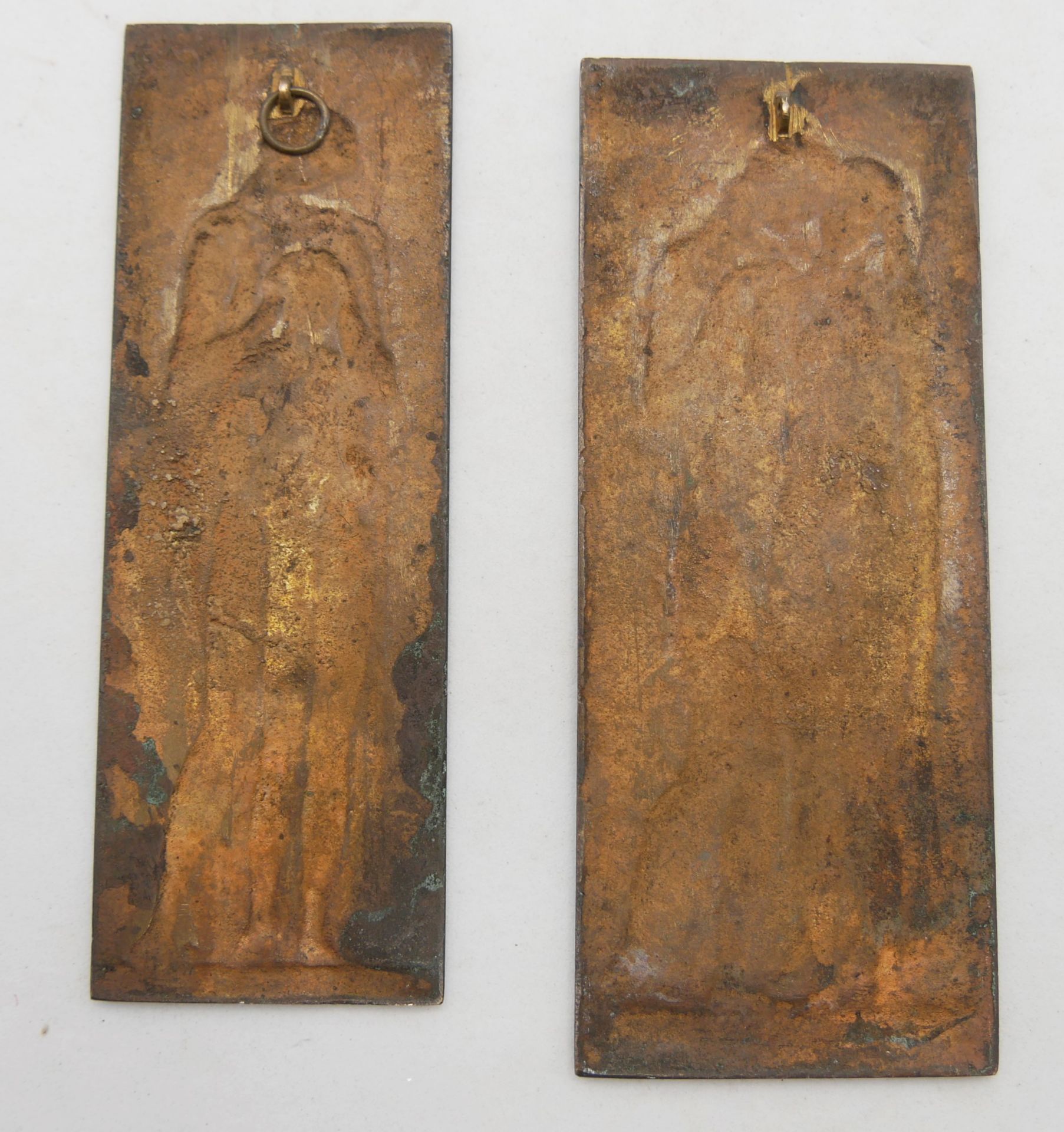 2 Metallreliefs AG 1914. 1x Höhe ca. 12 cm, Breite ca. 5 cm. 1x Höhe ca. 11,5 cm, Breite ca. 4 cm - Bild 2 aus 2
