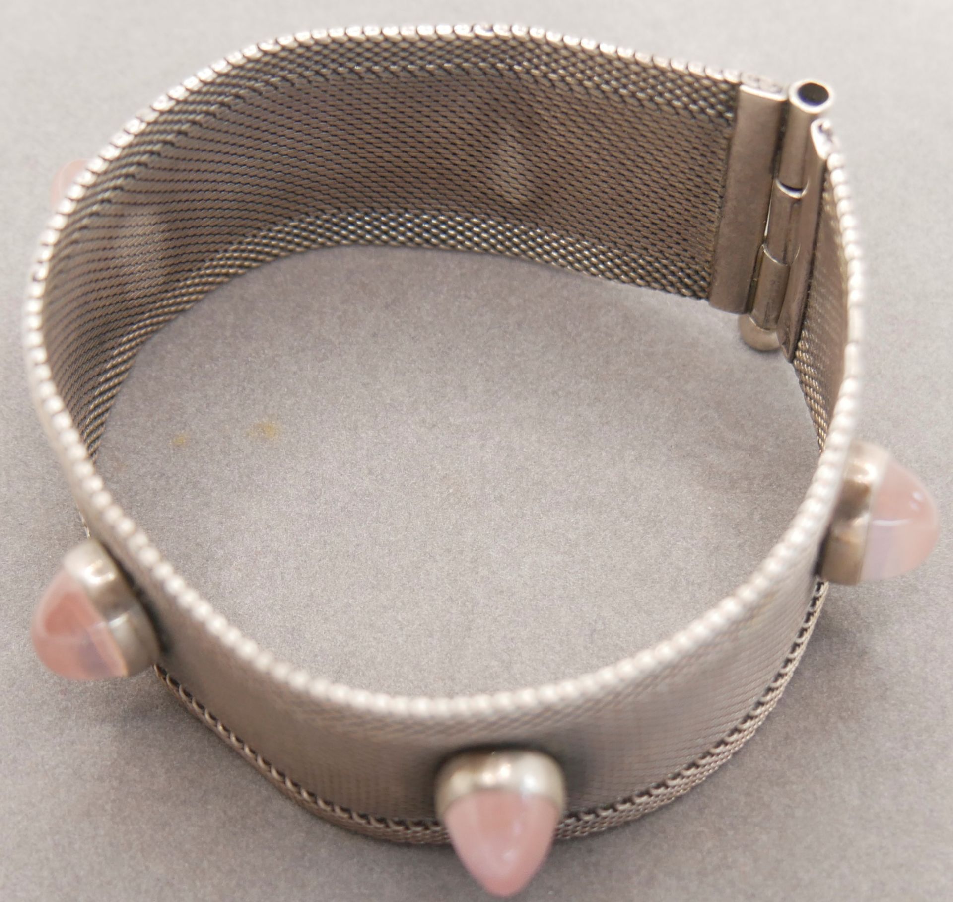 Breites Armband, 835er Silber, besetzt mit rosa Steinen. - Bild 2 aus 3