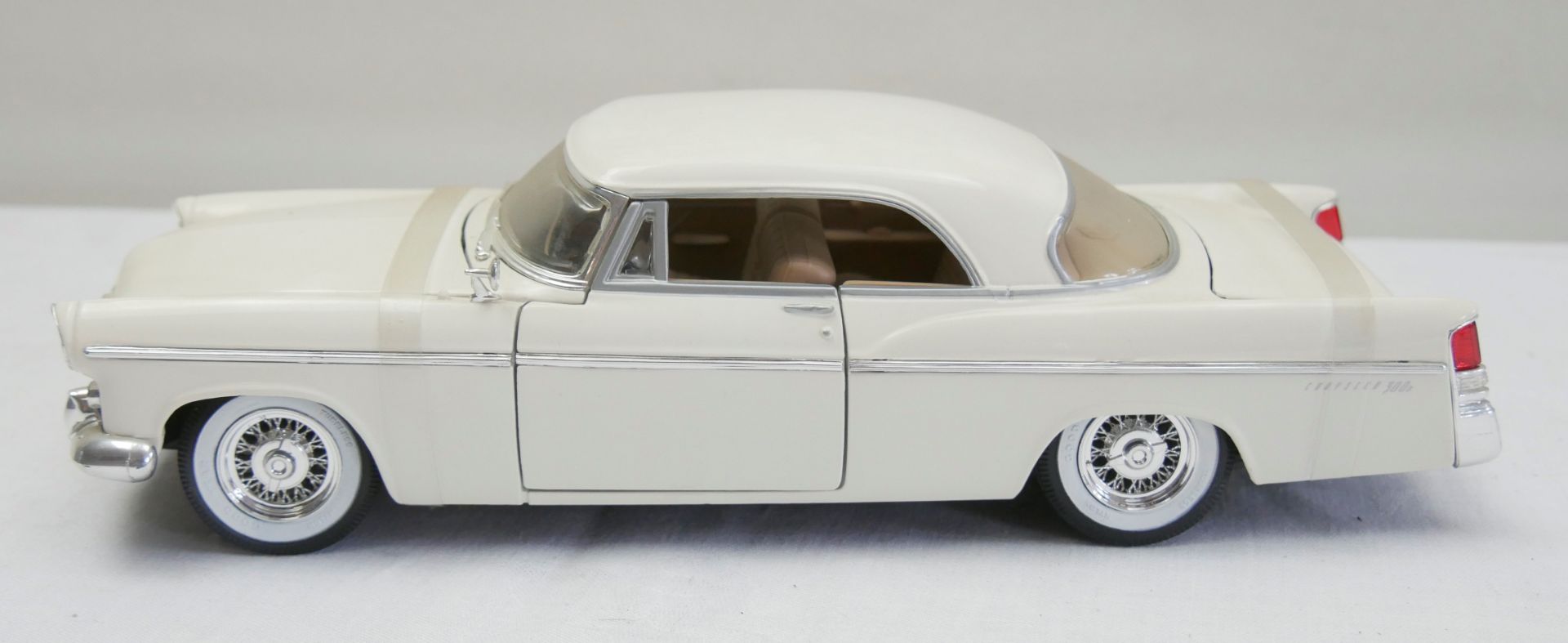 Aus Sammelauflösung! Chrysler 300B 1956, weiß metallic, Modellauto Maisto. Maßstab 1:18, Türen,