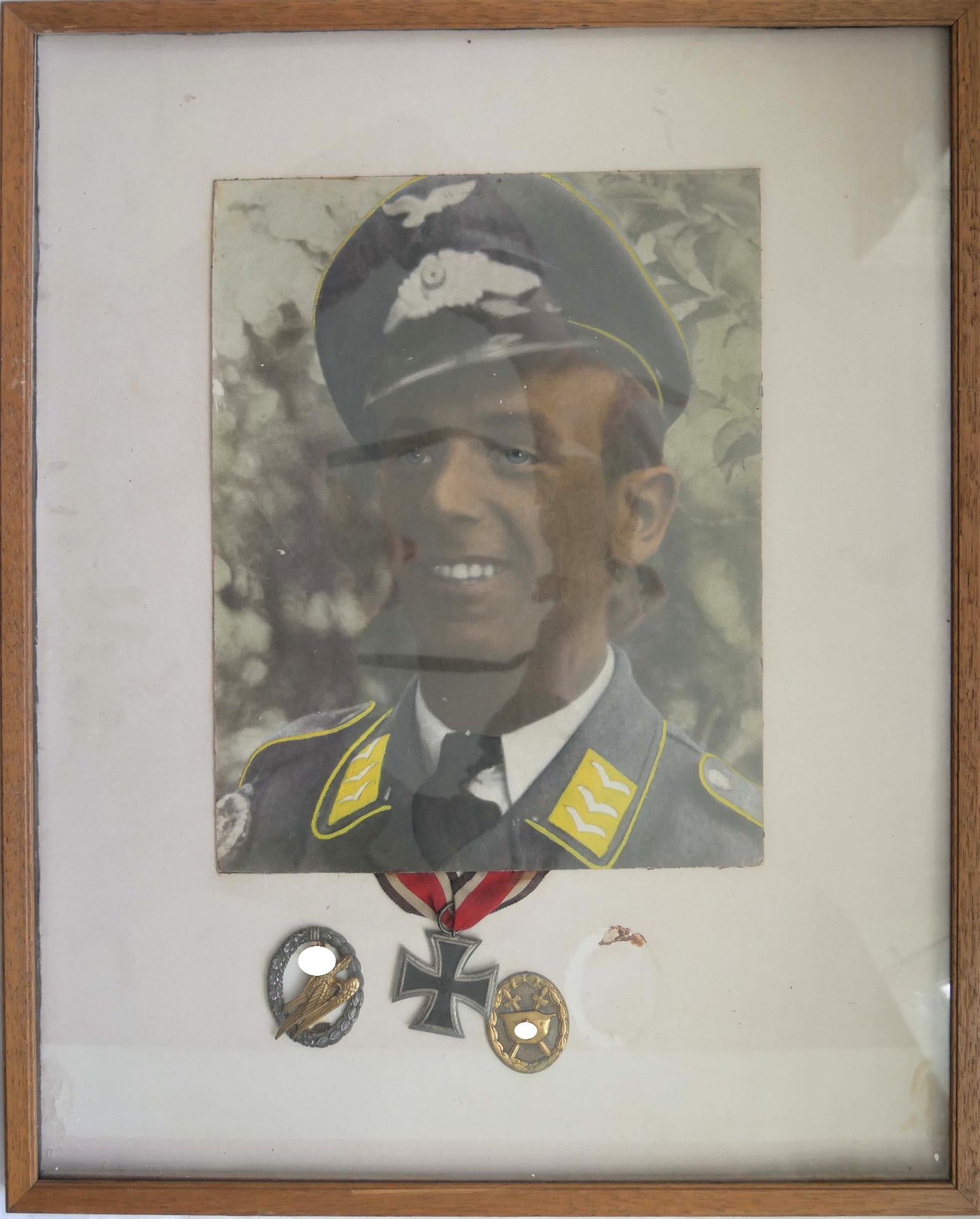 Ordenskonvolut mit Original Fotographie des Soldaten, wohl im Rang eines Oberst. Folgende Orden