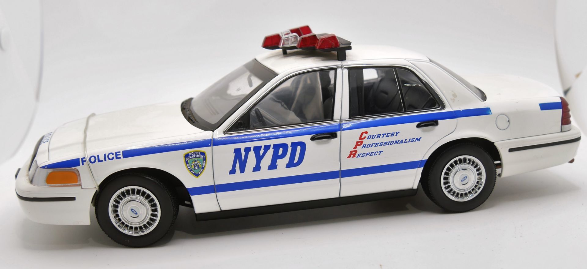 Aus Sammelauflösung! Ford Crown Victoria, "NYPD Police" weiß, blau. Modellauto Auto Art. Maßstab 1: