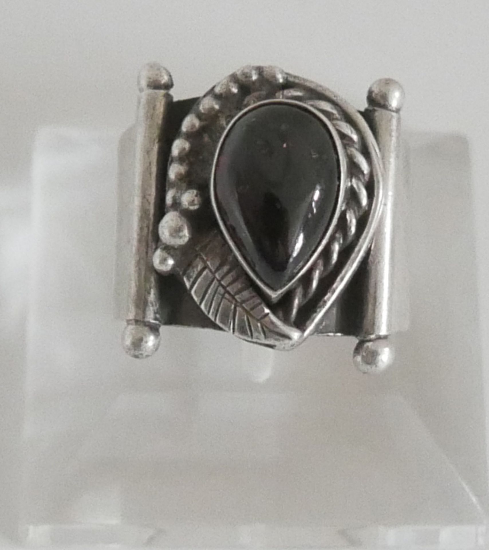 Damenring, 925er Silber, besetzt mit rotem Farbstein. Ringgröße 58
