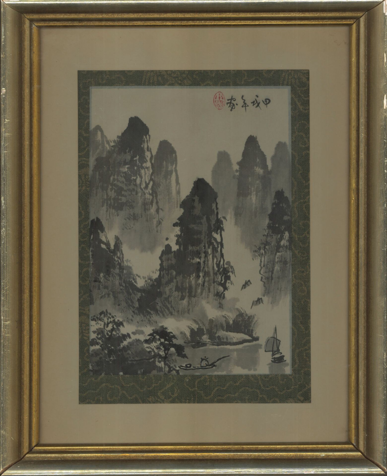 Tuschezeichnung China "Gebirge mit Dschunke", rechts oben Signatur. Hinter Glas gerahmt. Gesamtmaße: