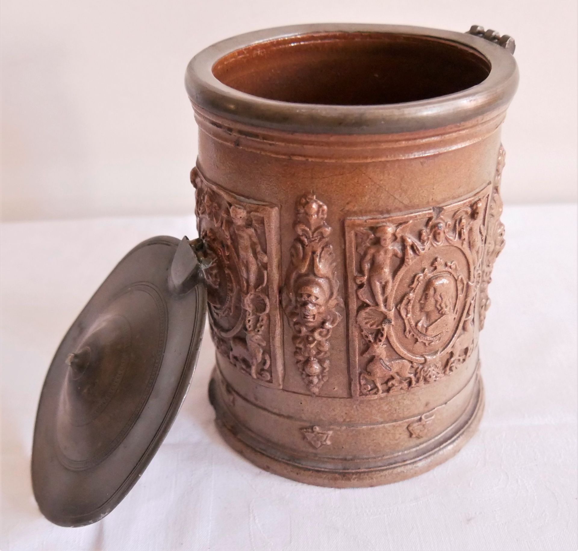 alter Keramik Tabaktopf um 1850, defekt zum restaurieren sowie eine alte Tabakblechdose. - Image 3 of 4