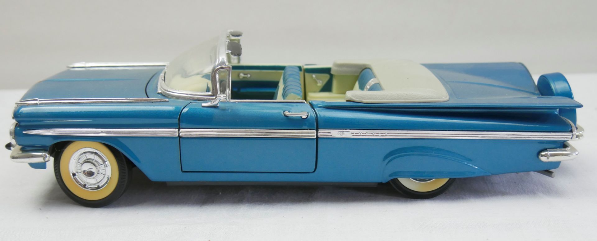 Aus Sammelauflösung! 59´Chevrolet, blau metallic, Modellauto Nr. 92118/9. Maßstab 1:18, Türen und