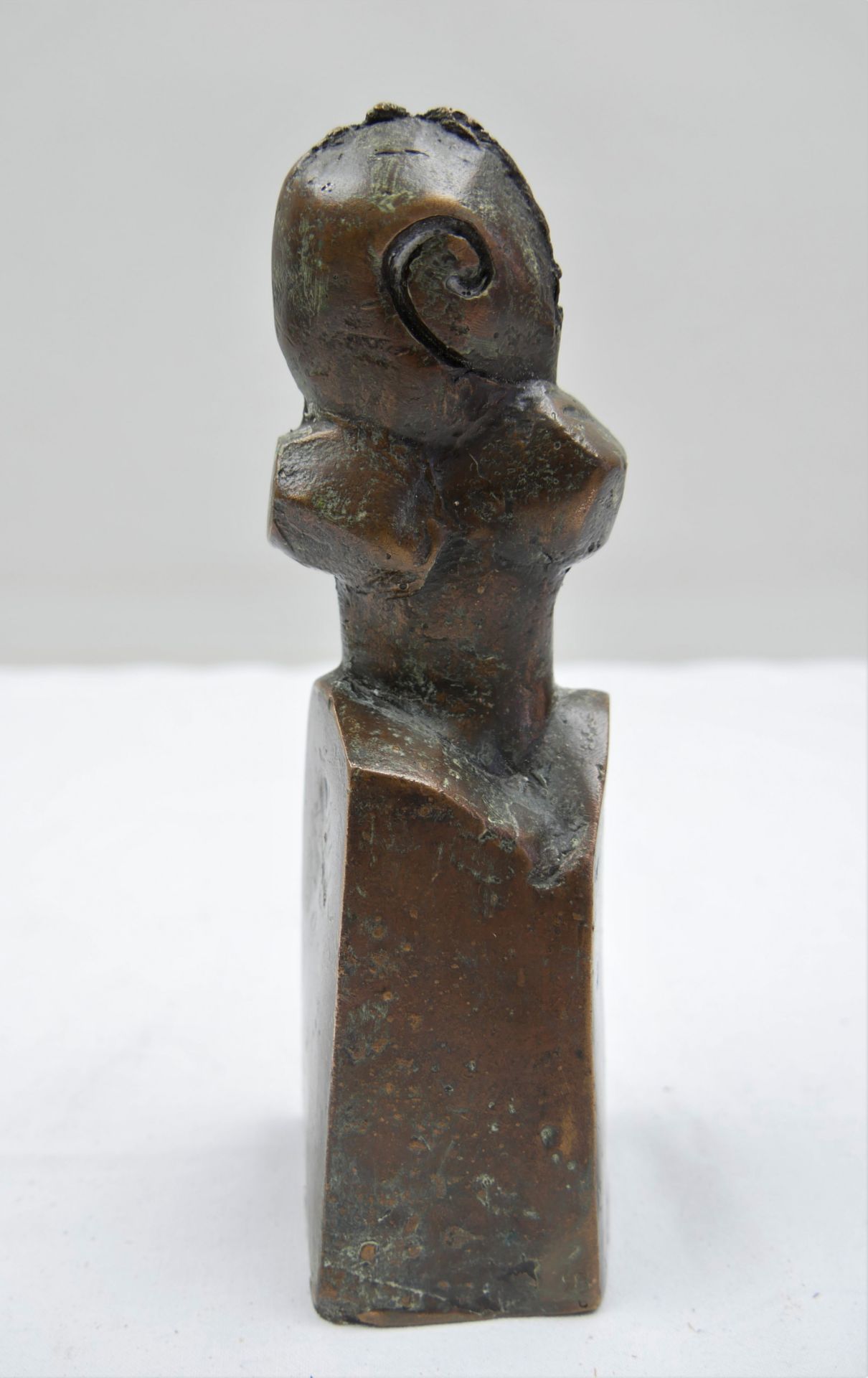 Moderne Bronzeskulptur, wohl Gernot Rumpf, Pfalz. "Frau", Höhe ca. 18 cm, Sockelbreite ca. 5,5 cm