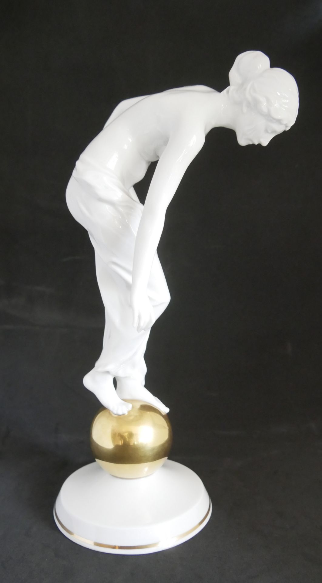 Rosenthal Porzellanfigur "Fortuna", Weissglasur mit goldener Kugel, Form Nr. 746. Entwurf: Ernst - Bild 4 aus 5