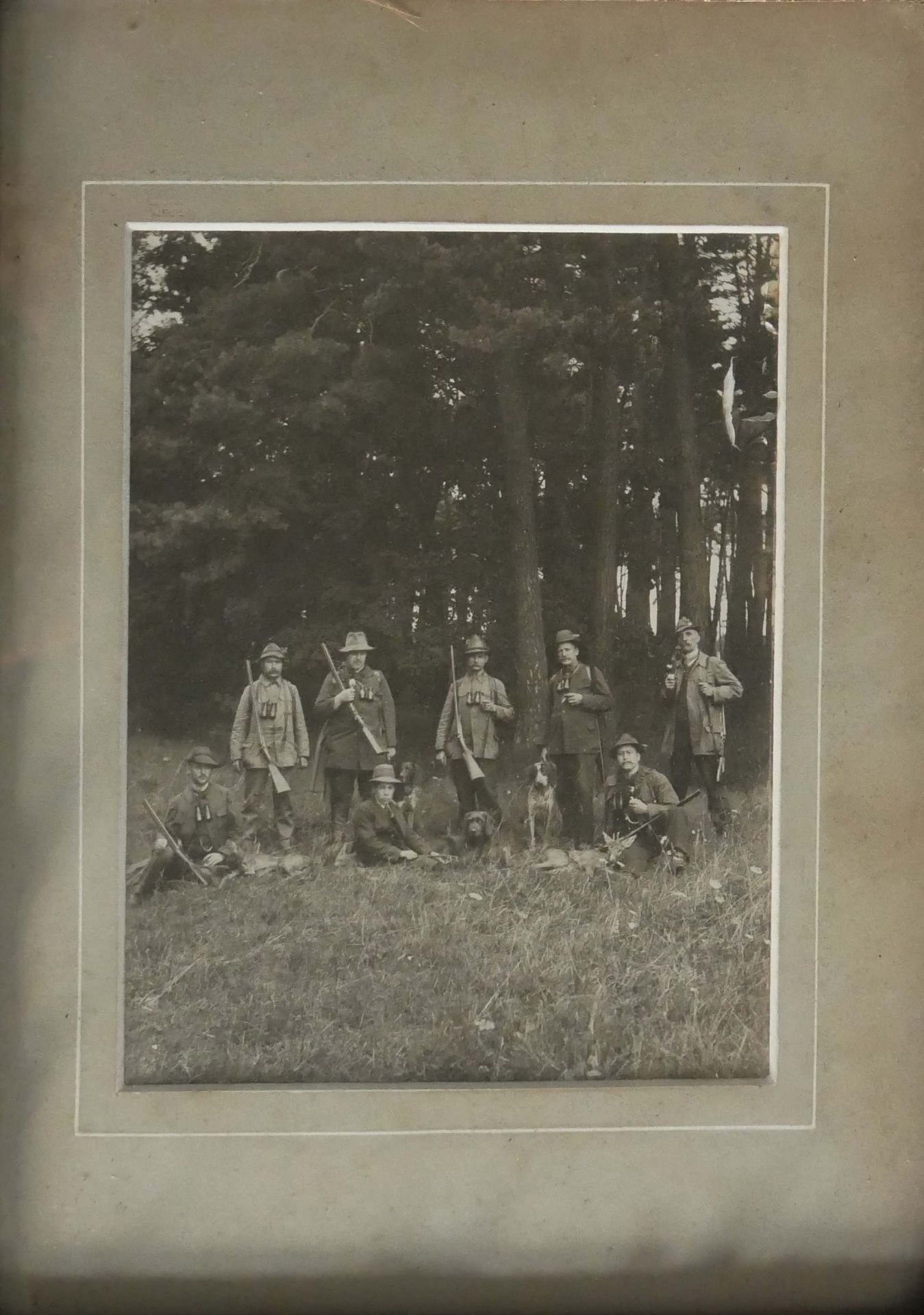 Foto "Jäger auf der Jagd" im ausgefallenen Rahmen. Maße: Höhe ca. 42,5 cm, Breite ca. 33 cm. - Image 2 of 3