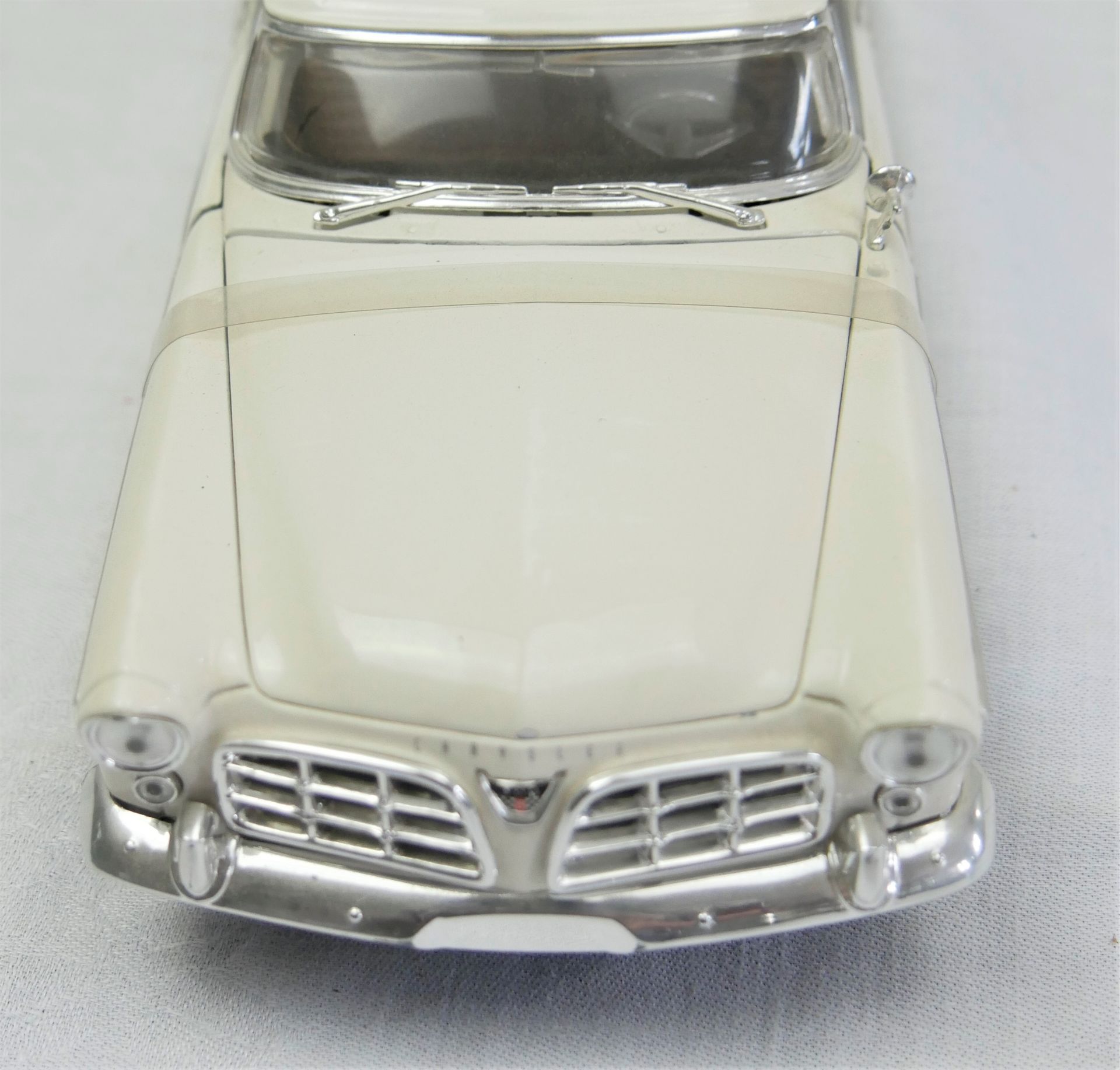 Aus Sammelauflösung! Chrysler 300B 1956, weiß metallic, Modellauto Maisto. Maßstab 1:18, Türen, - Image 2 of 3