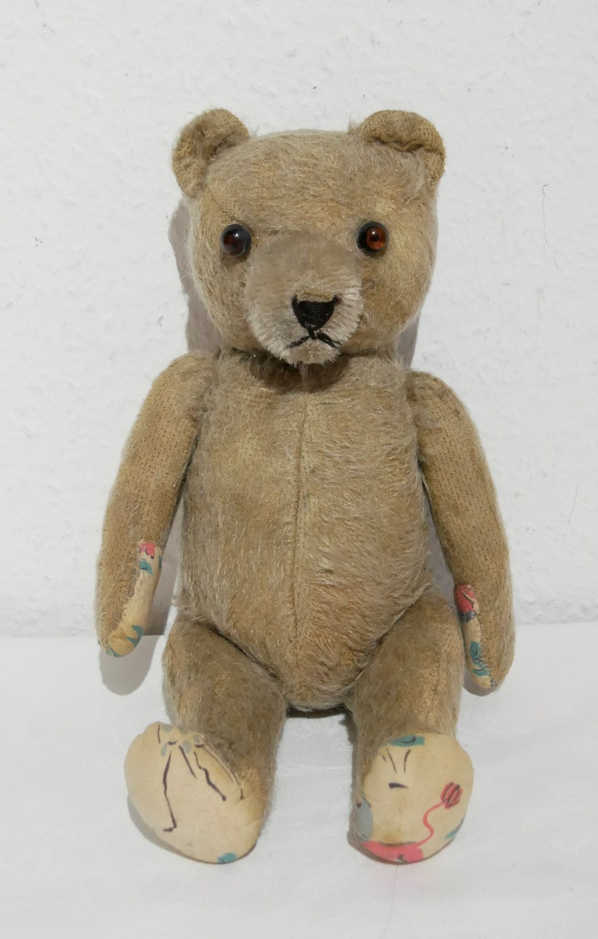 Alter Teddy, Steiff?? Vorkrieg, mit Glasaugen. Abgeliebt, mit beweglichen Gliedern. An den Füßen und